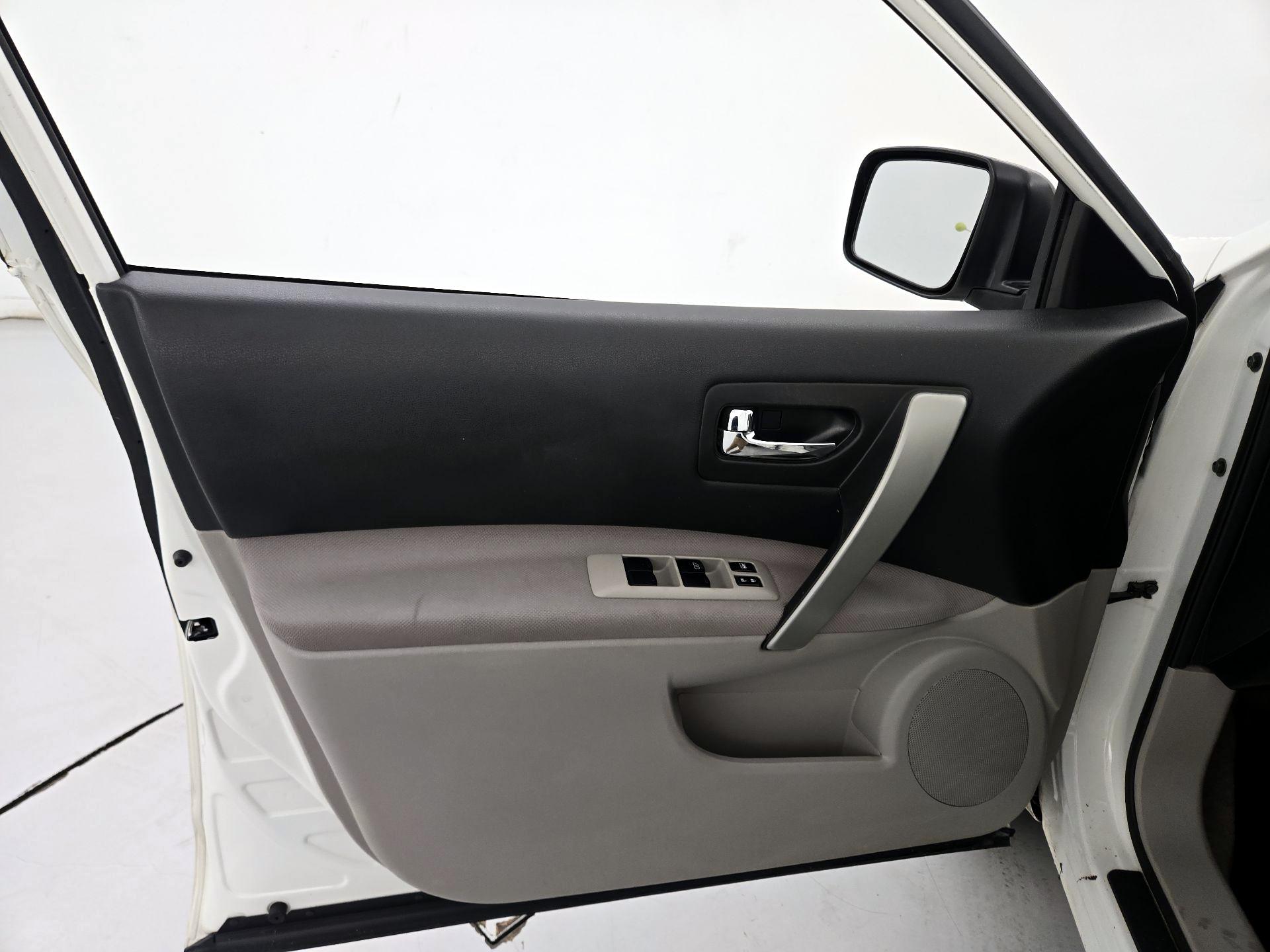 Thumbnail: 2015 Nissan Rogue - 12
