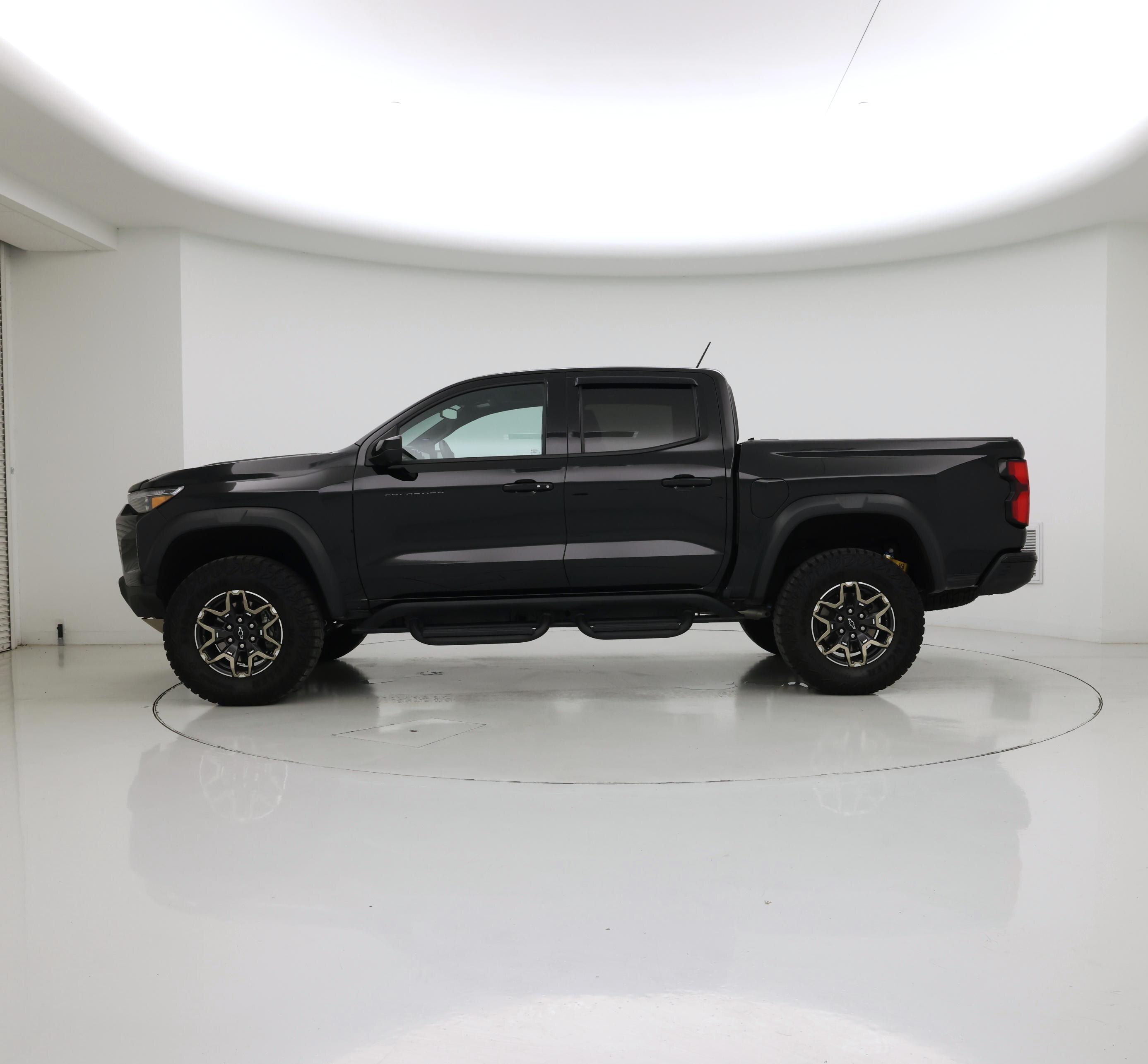 Thumbnail: 2023 Chevrolet Colorado - 3