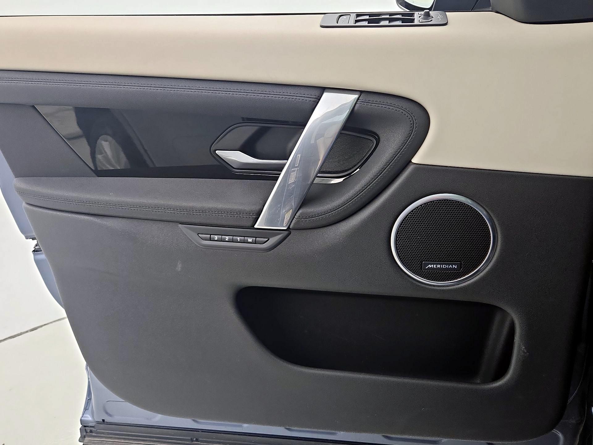 Thumbnail: 2020 Land Rover Discovery Sport - 12