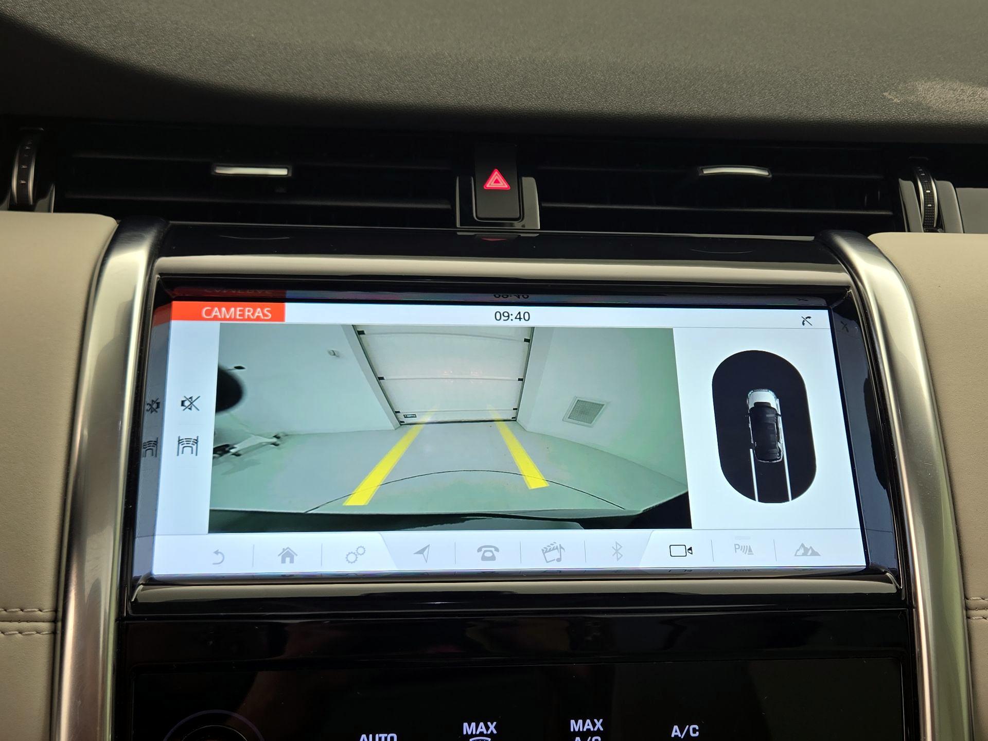 Thumbnail: 2020 Land Rover Discovery Sport - 15