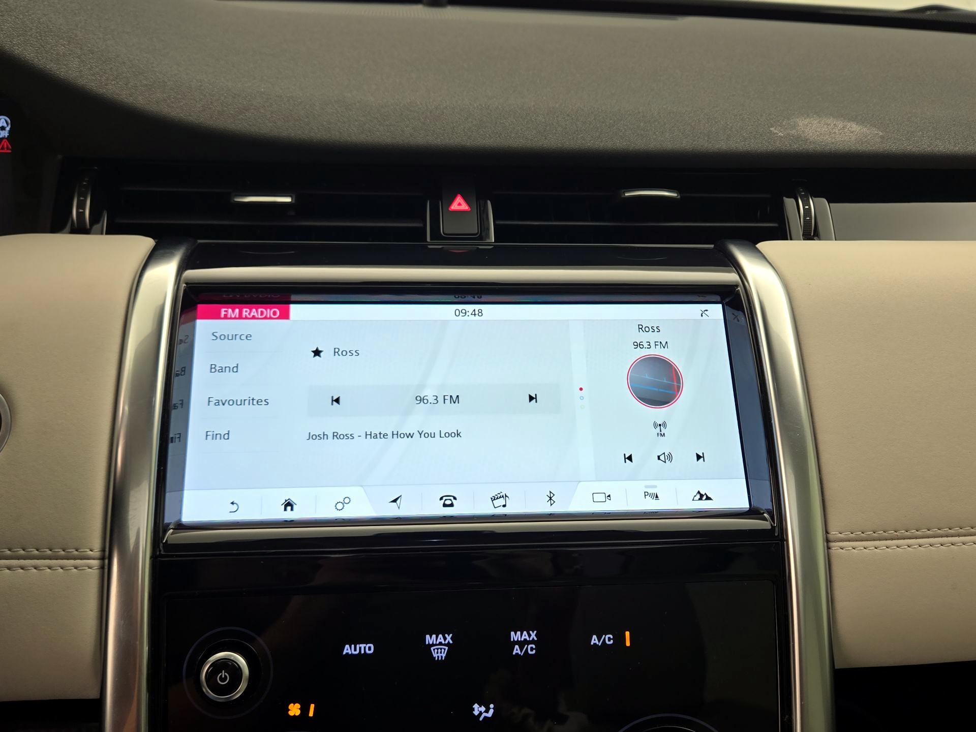 Thumbnail: 2020 Land Rover Discovery Sport - 16