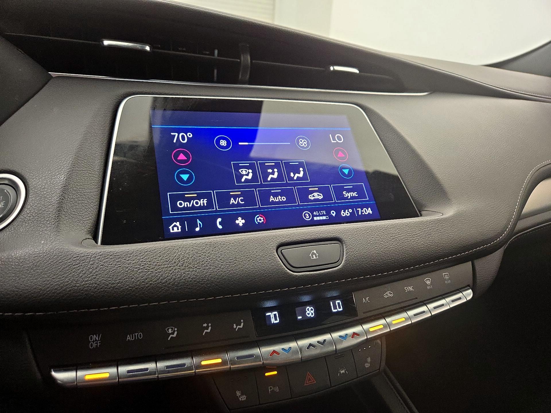 Thumbnail: 2022 Cadillac XT4 - 16