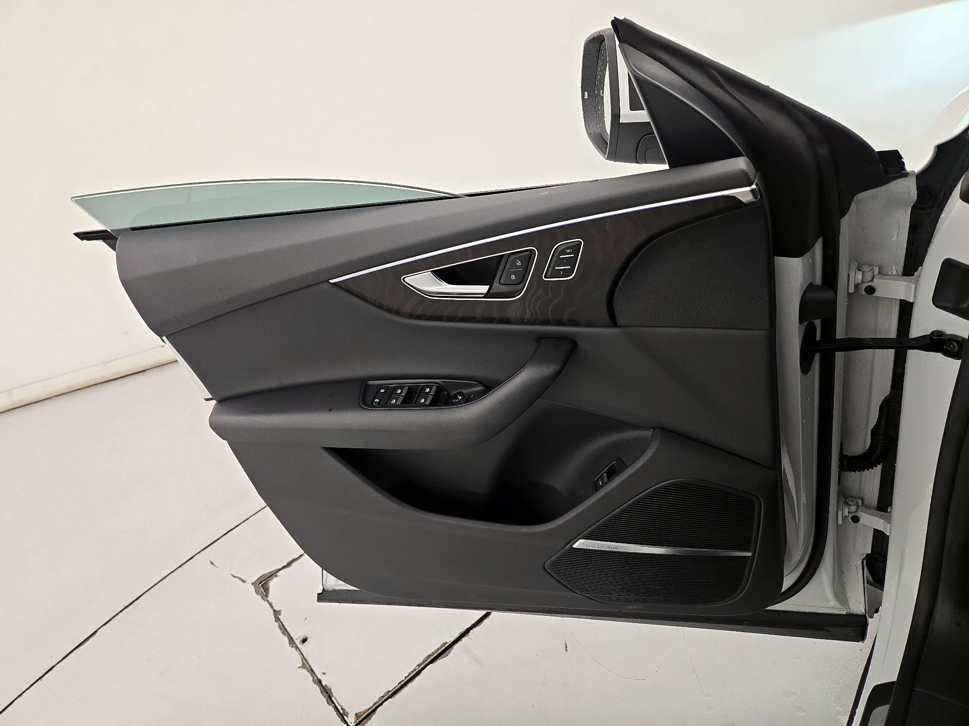 Thumbnail: 2021 Audi Q8 - 12