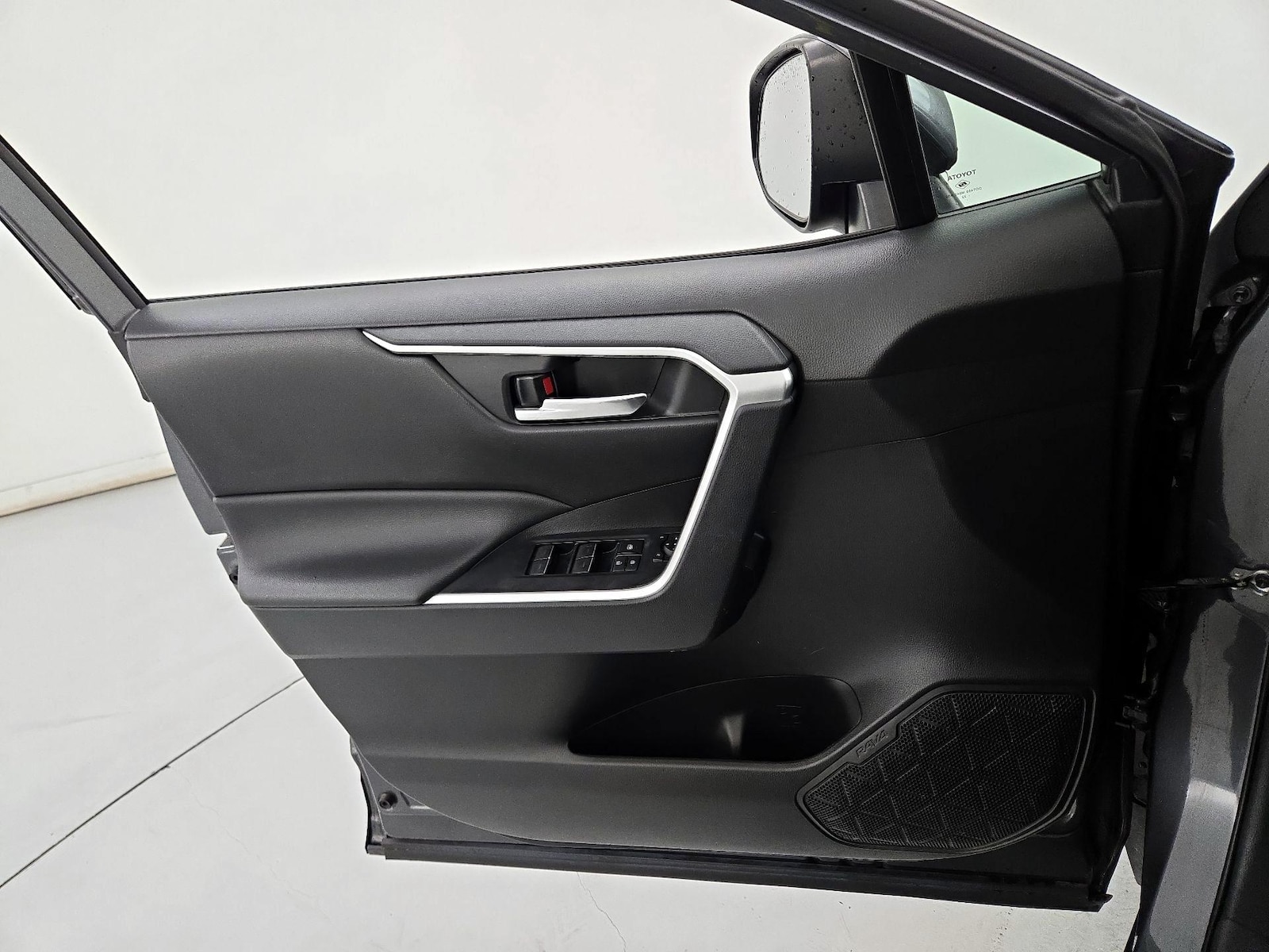 2023 Toyota RAV4 XLE - Photo 13