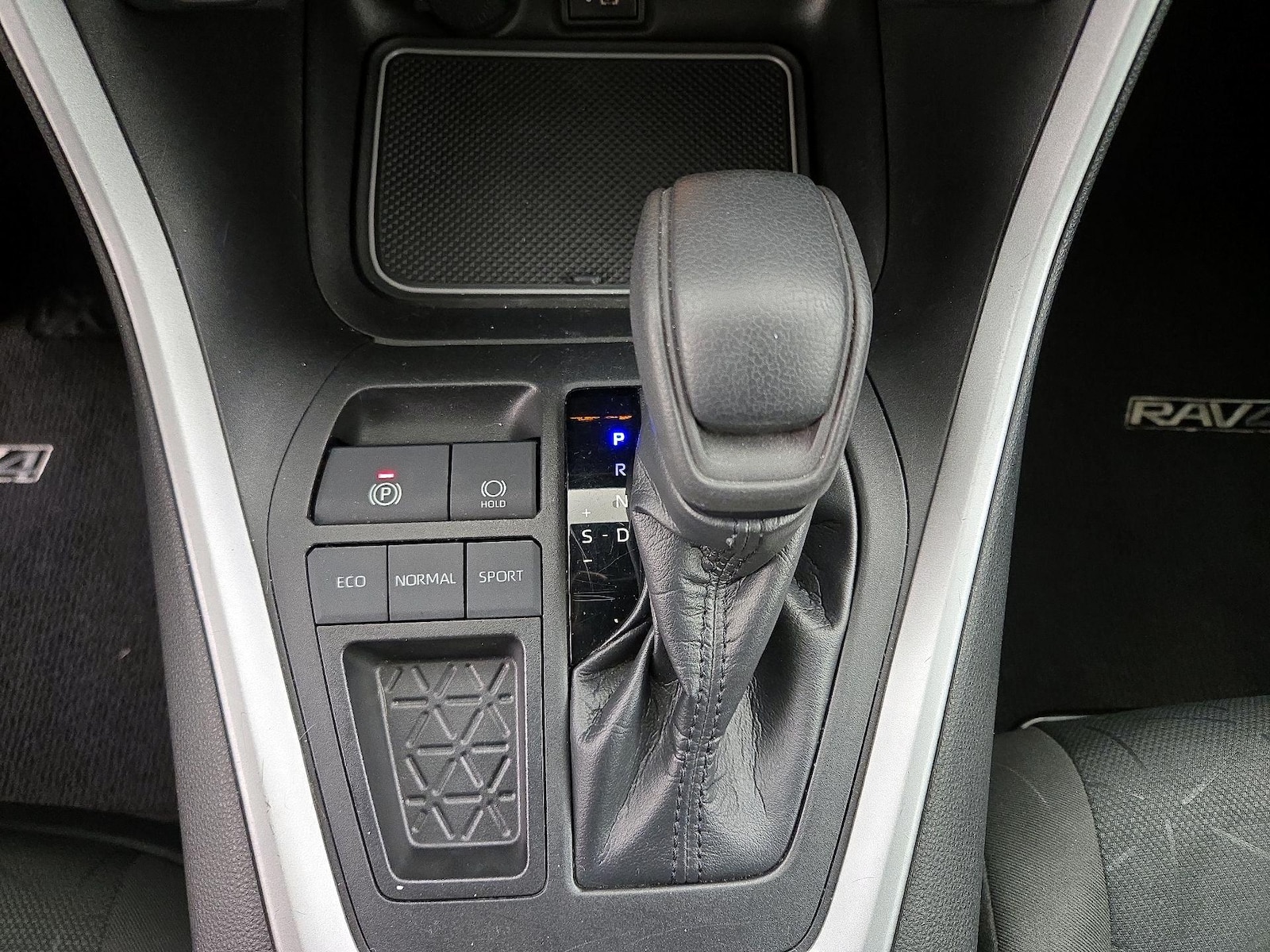 2023 Toyota RAV4 XLE - Photo 18