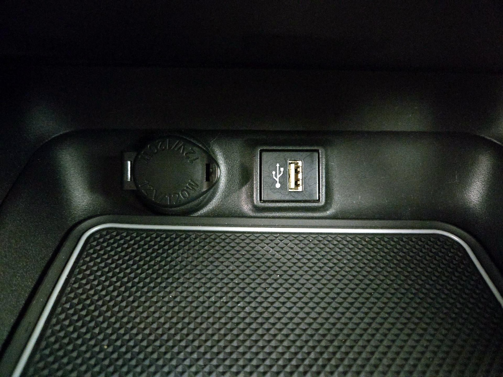 2023 Toyota RAV4 XLE - Photo 19