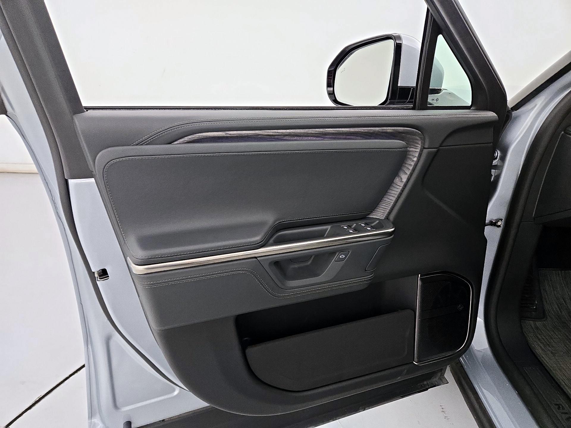 Thumbnail: 2026 Rivian R1S - 12