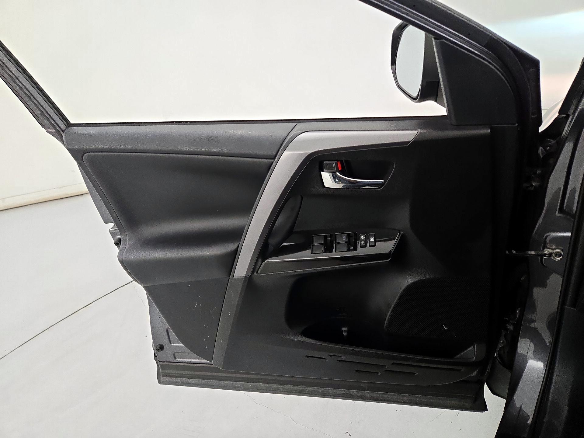 Thumbnail: 2016 Toyota RAV4 - 12
