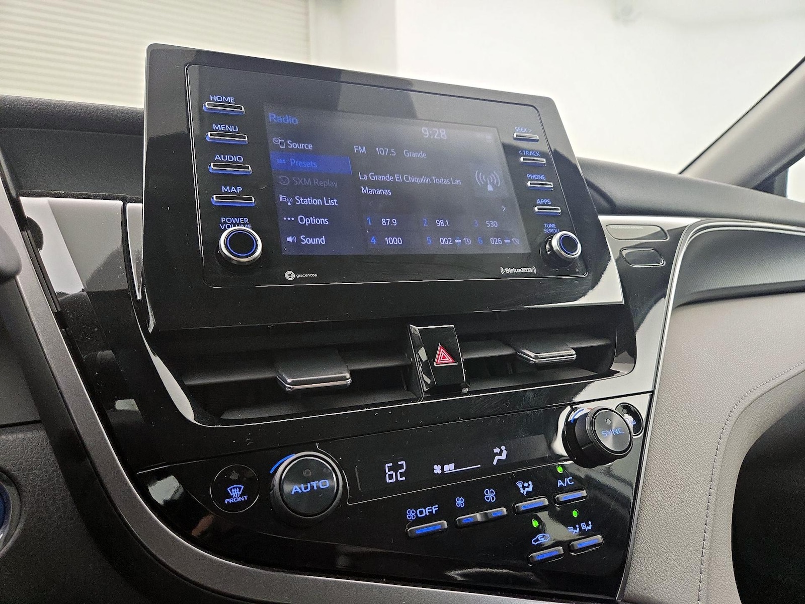 2022 Toyota Camry LE - Photo 17