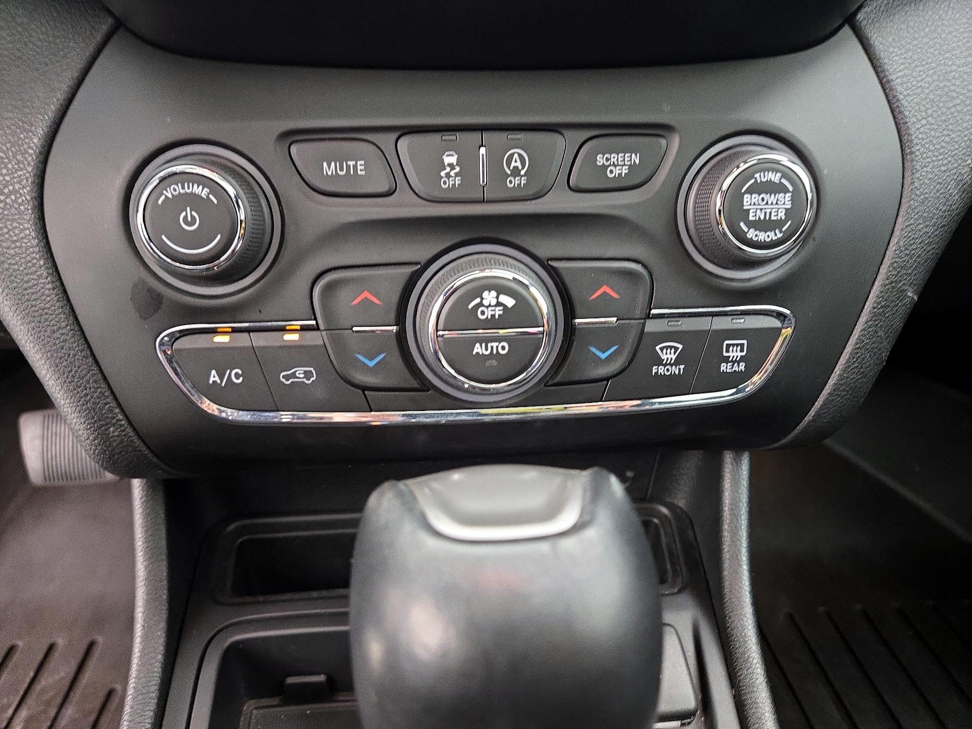 Thumbnail: 2021 Jeep Cherokee - 16