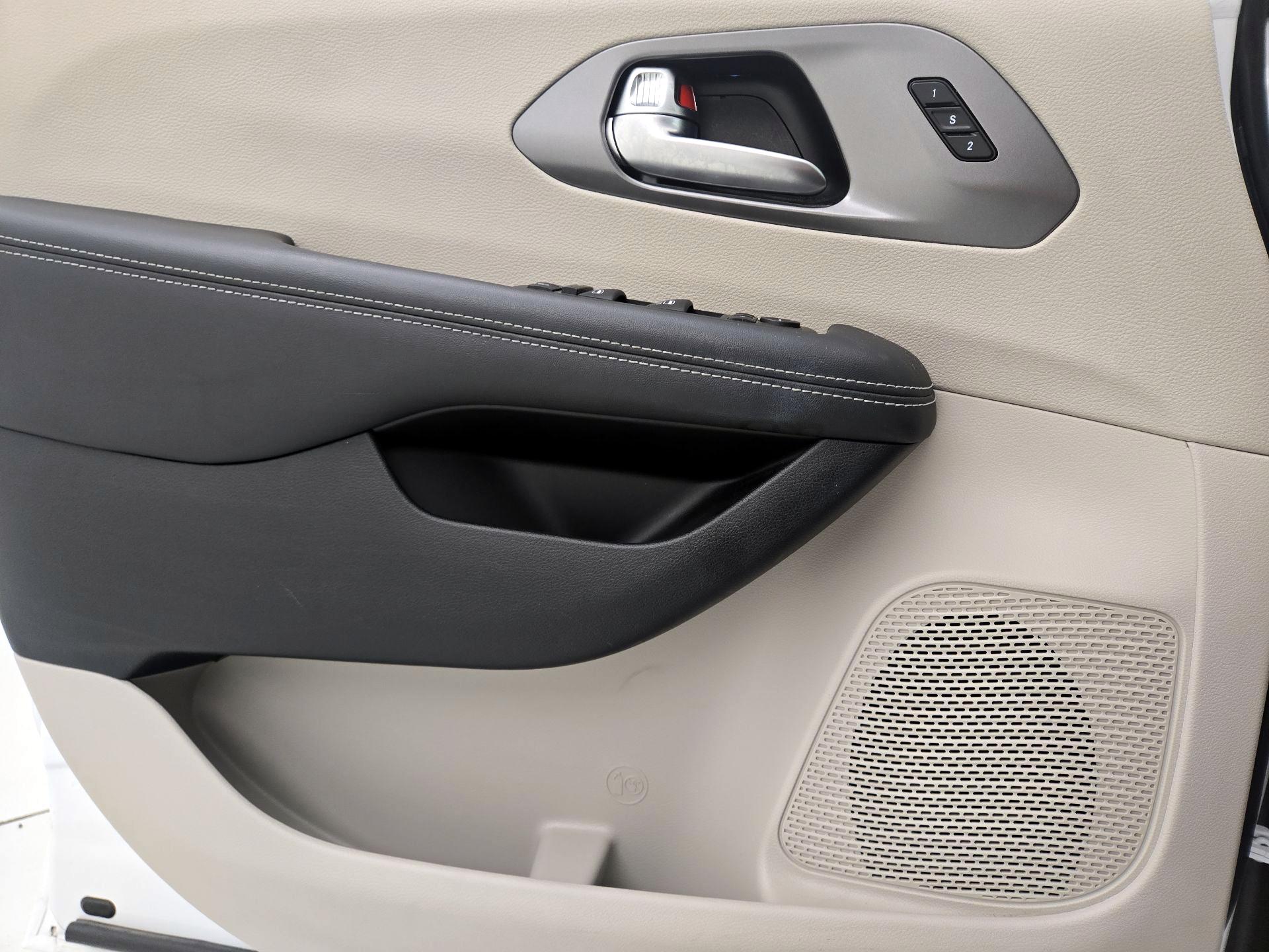 Thumbnail: 2024 Chrysler Pacifica - 12