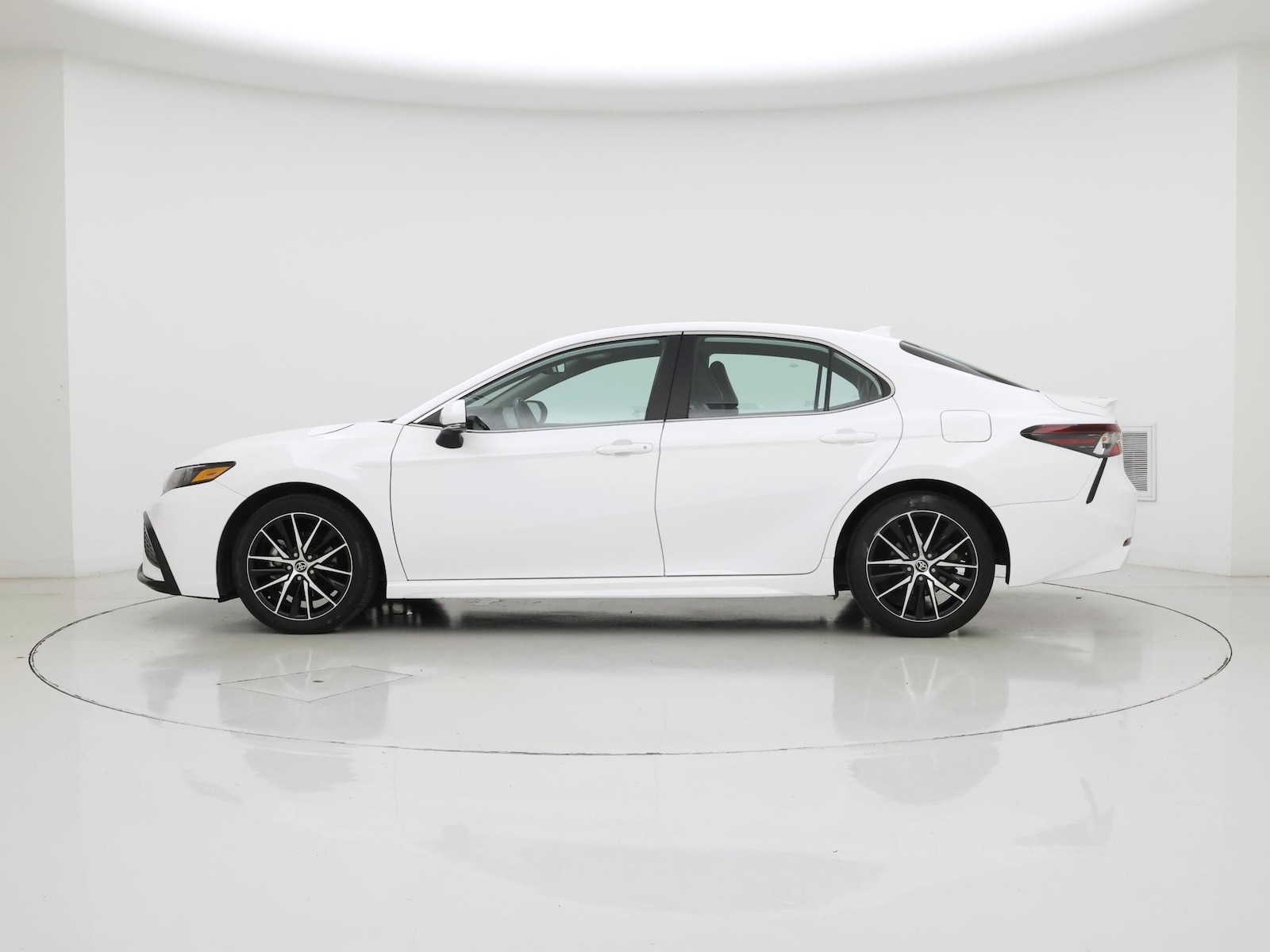 2024 Toyota Camry SE - Photo 4