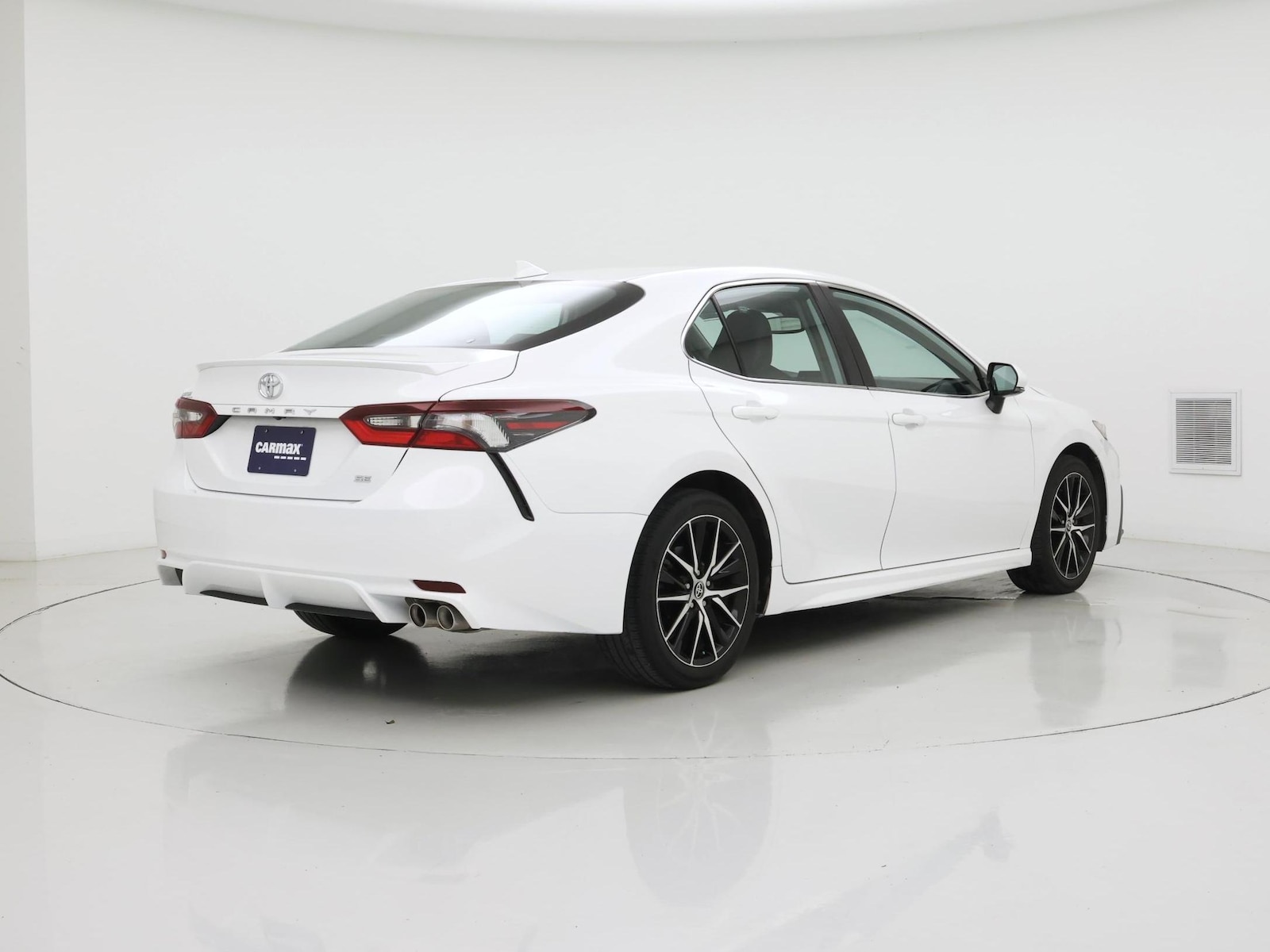 2024 Toyota Camry SE - Photo 9