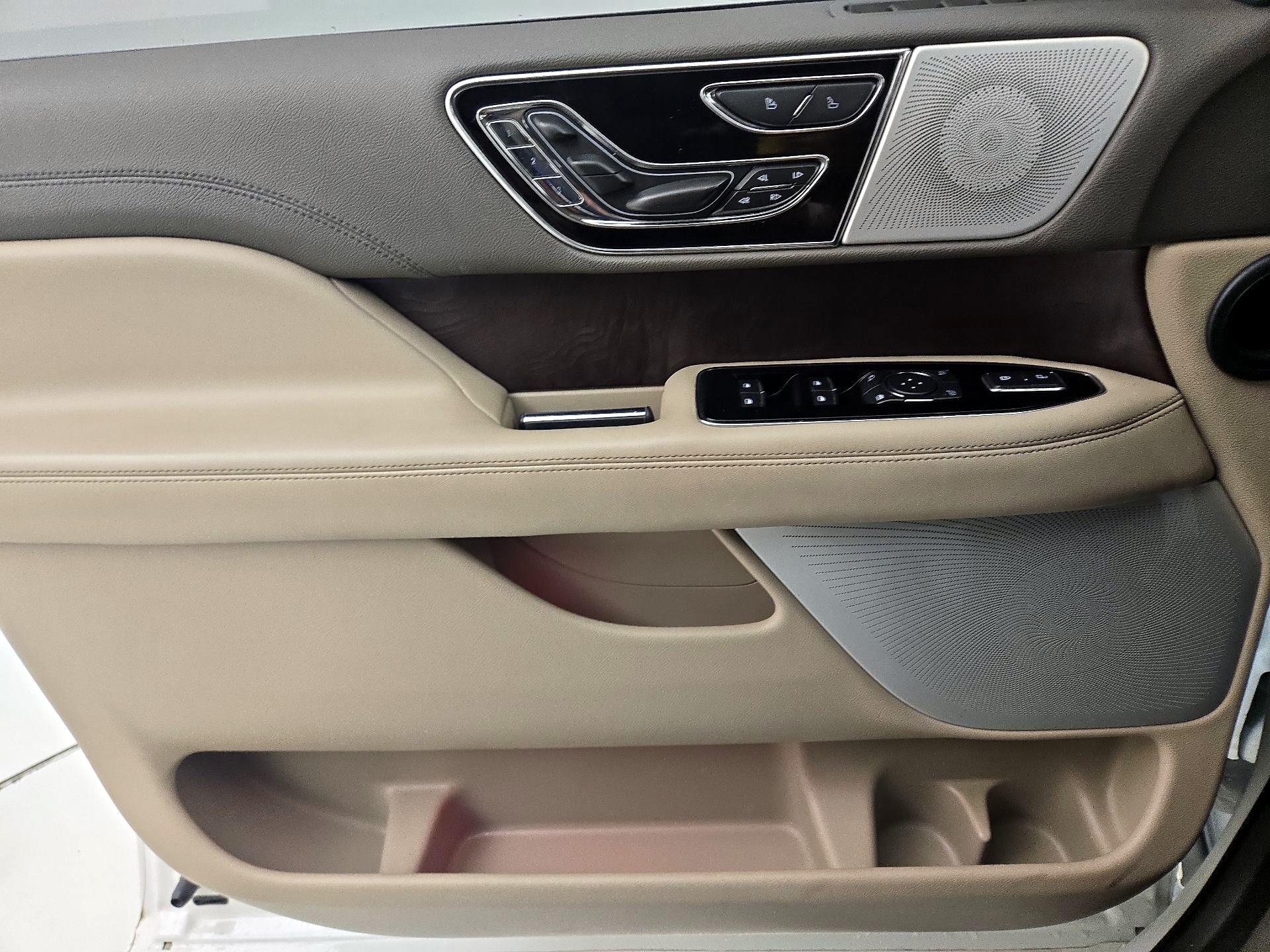 Thumbnail: 2022 Lincoln Navigator L - 12
