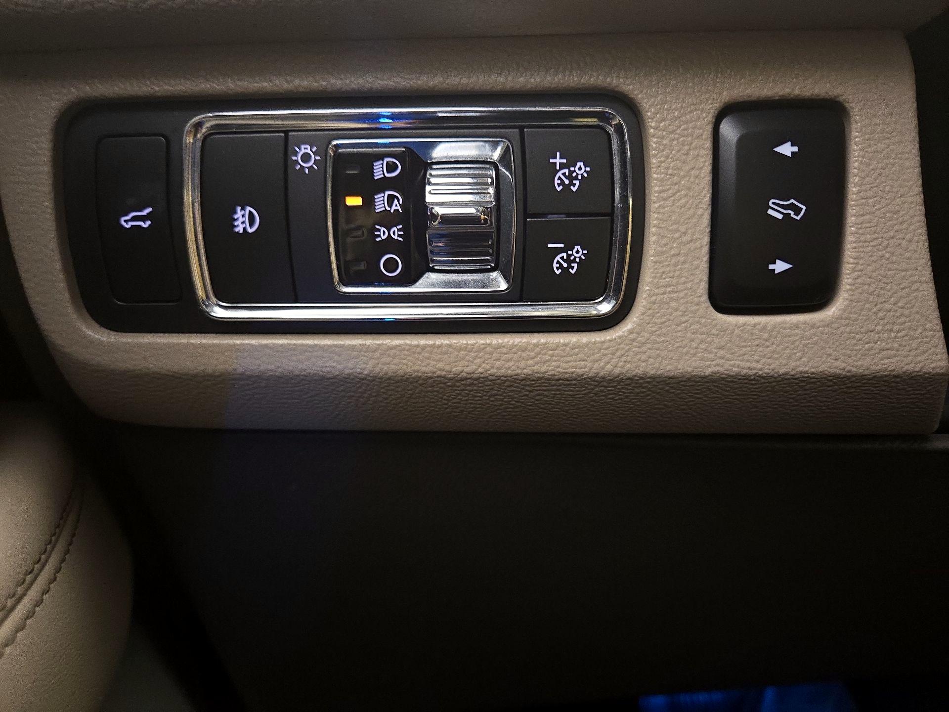 Thumbnail: 2022 Lincoln Navigator L - 13