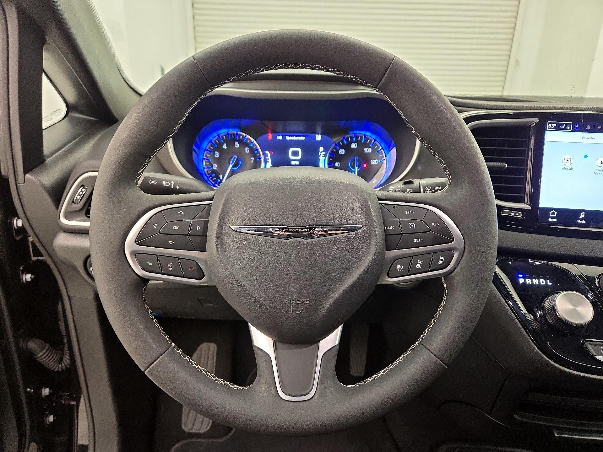 Thumbnail: 2025 Chrysler Pacifica - 10