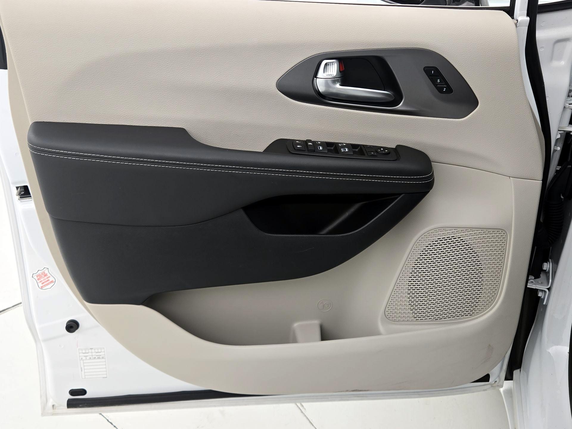 Thumbnail: 2024 Chrysler Pacifica - 12