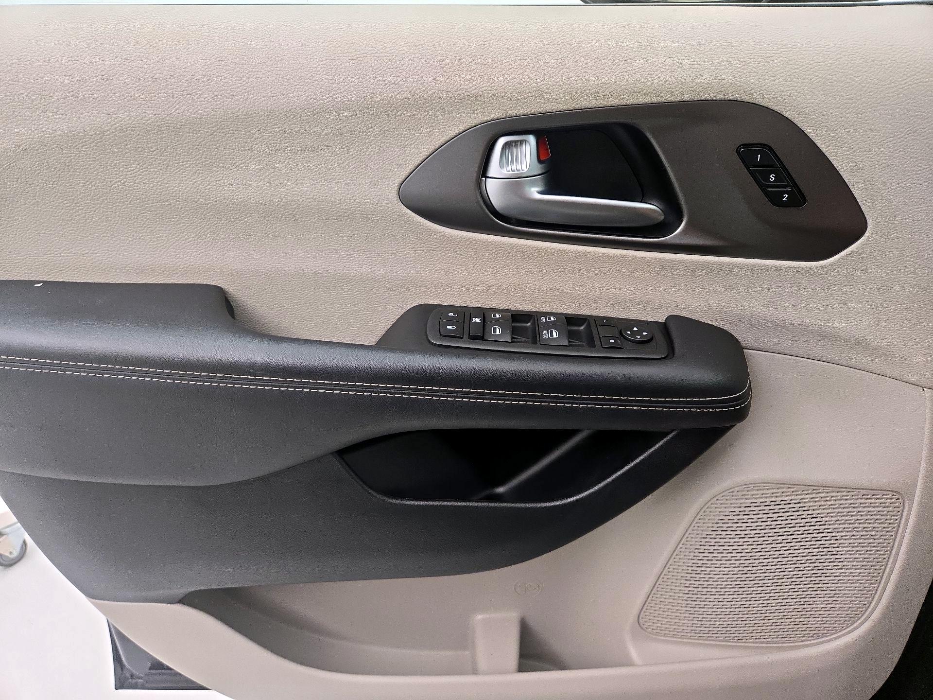 Thumbnail: 2023 Chrysler Pacifica - 12