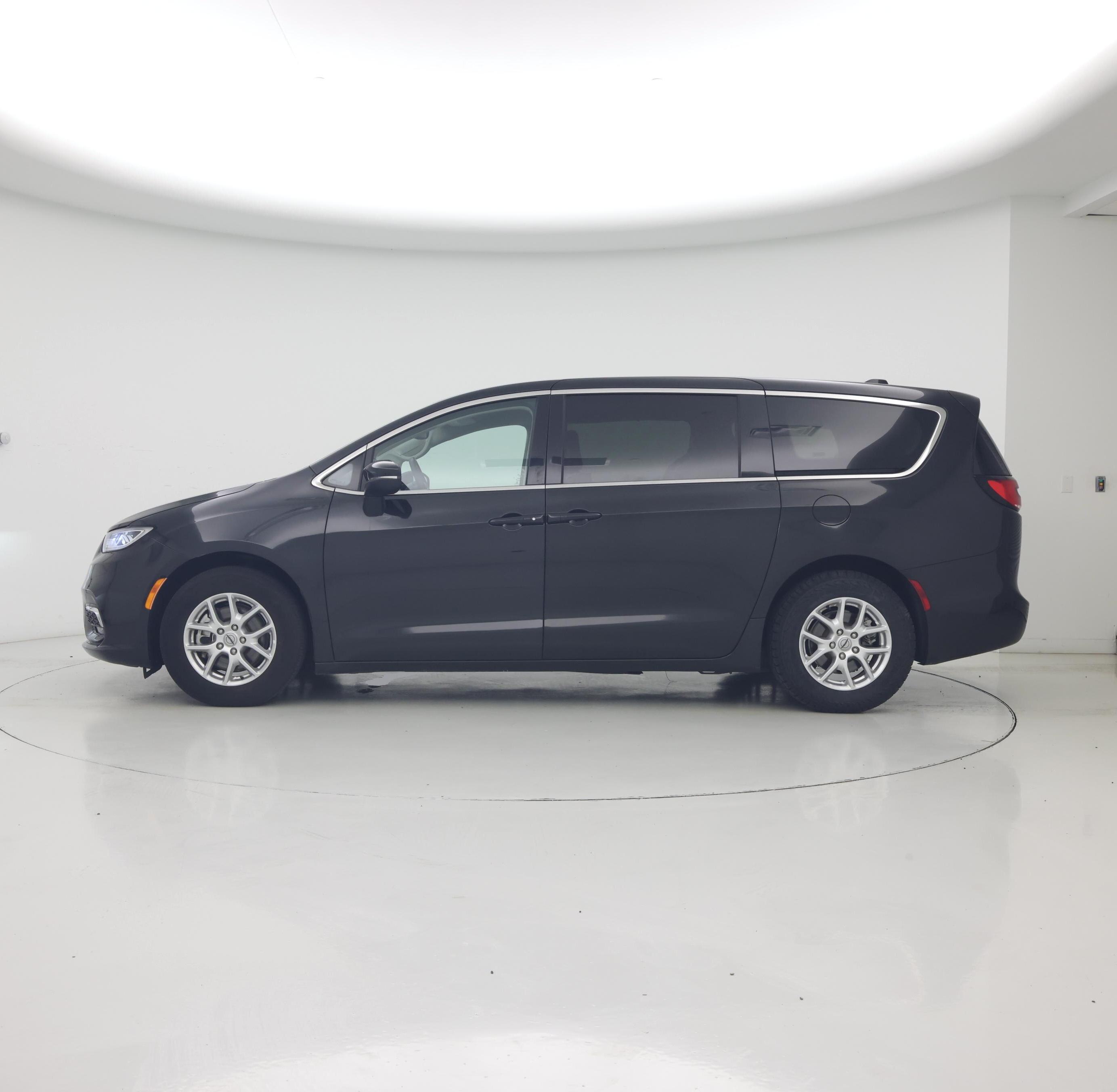Thumbnail: 2023 Chrysler Pacifica - 3