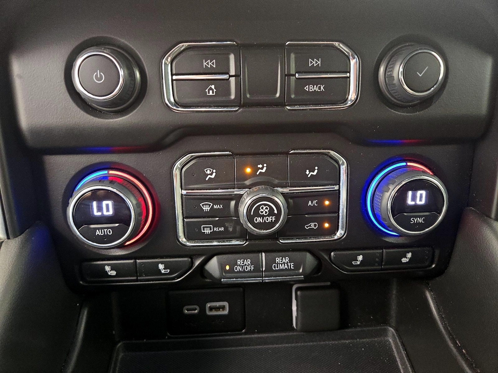 2021 Chevrolet Suburban Z71 - Photo 17