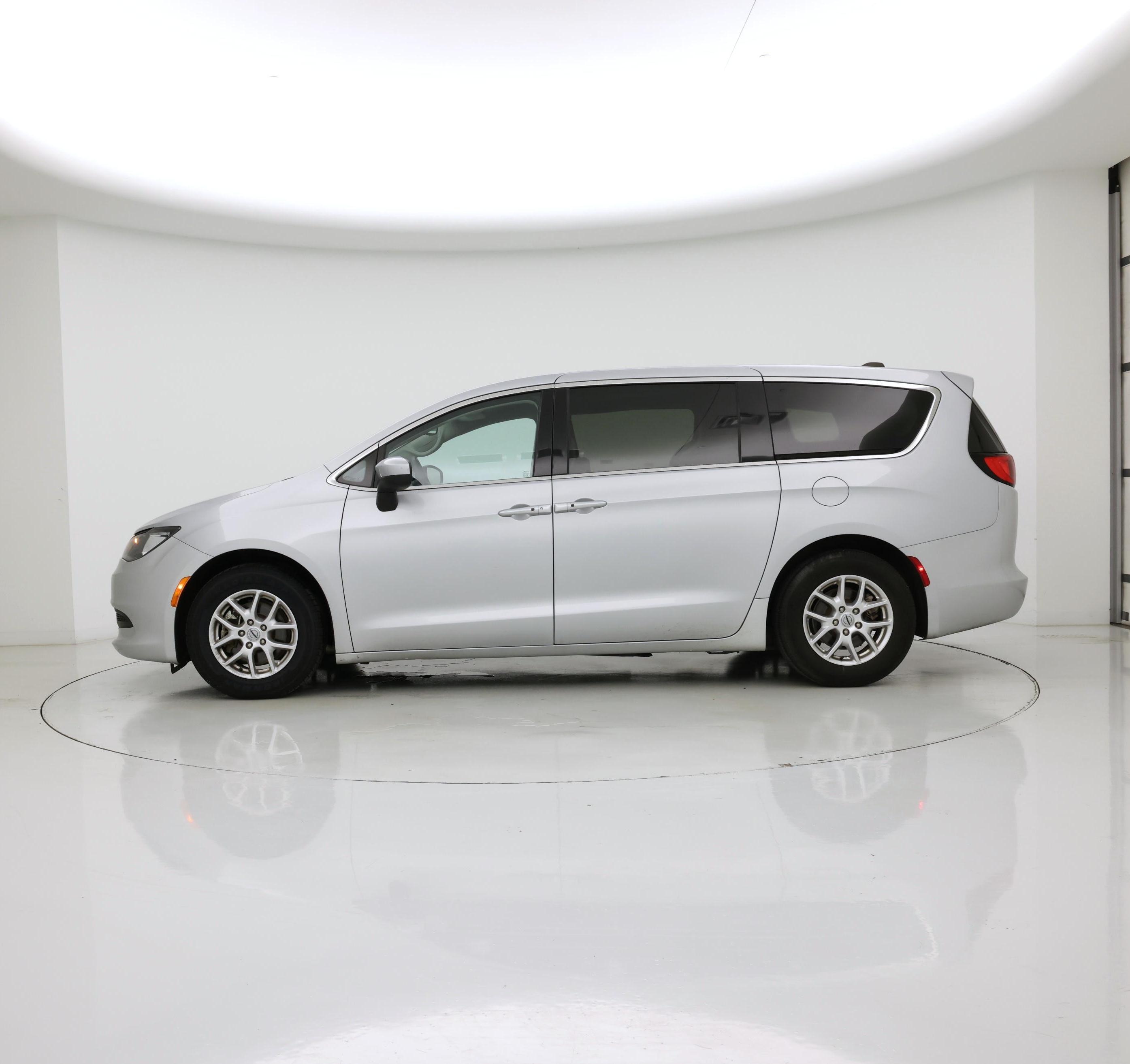 Thumbnail: 2023 Chrysler Voyager - 3