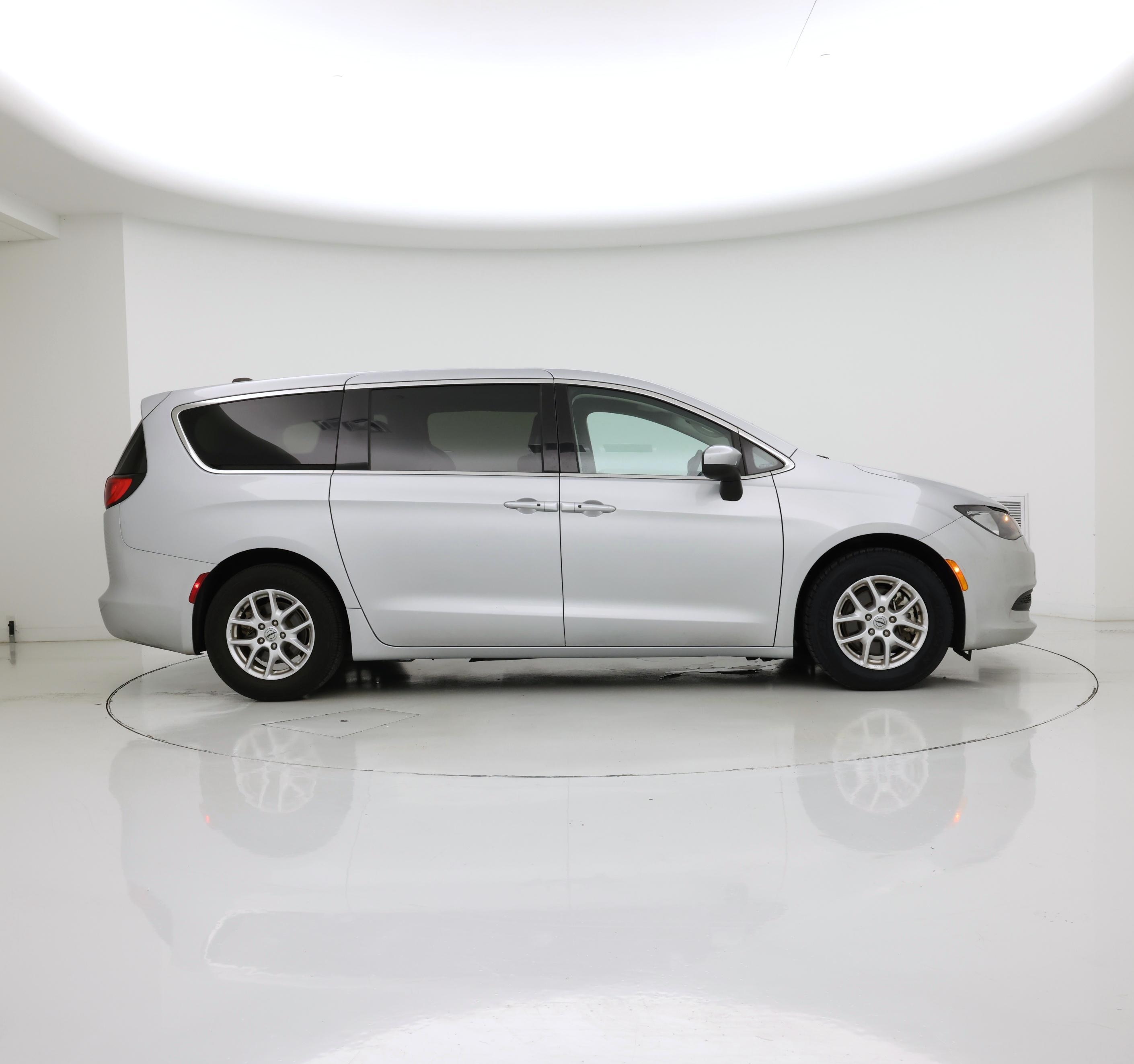 Thumbnail: 2023 Chrysler Voyager - 7