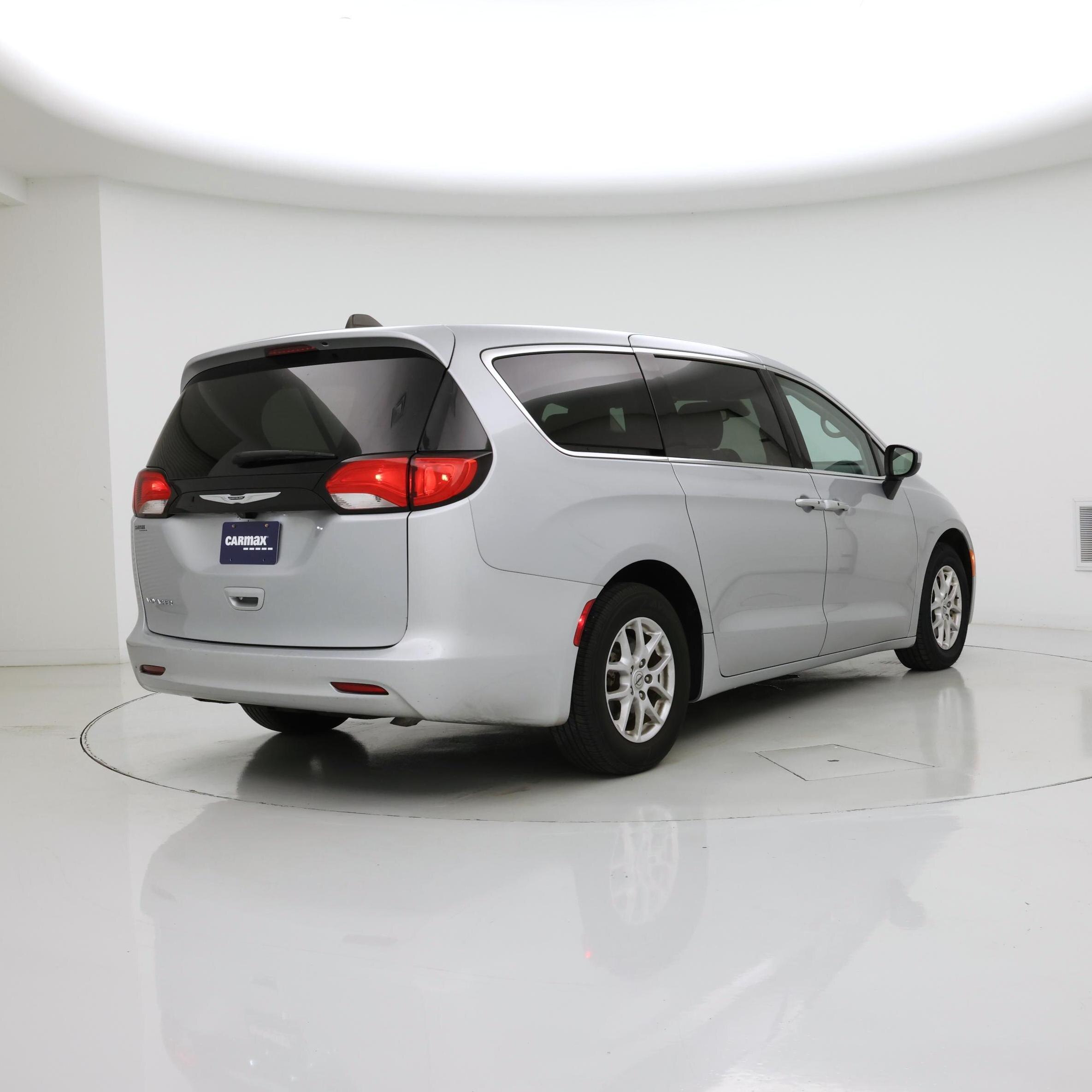 Thumbnail: 2023 Chrysler Voyager - 8