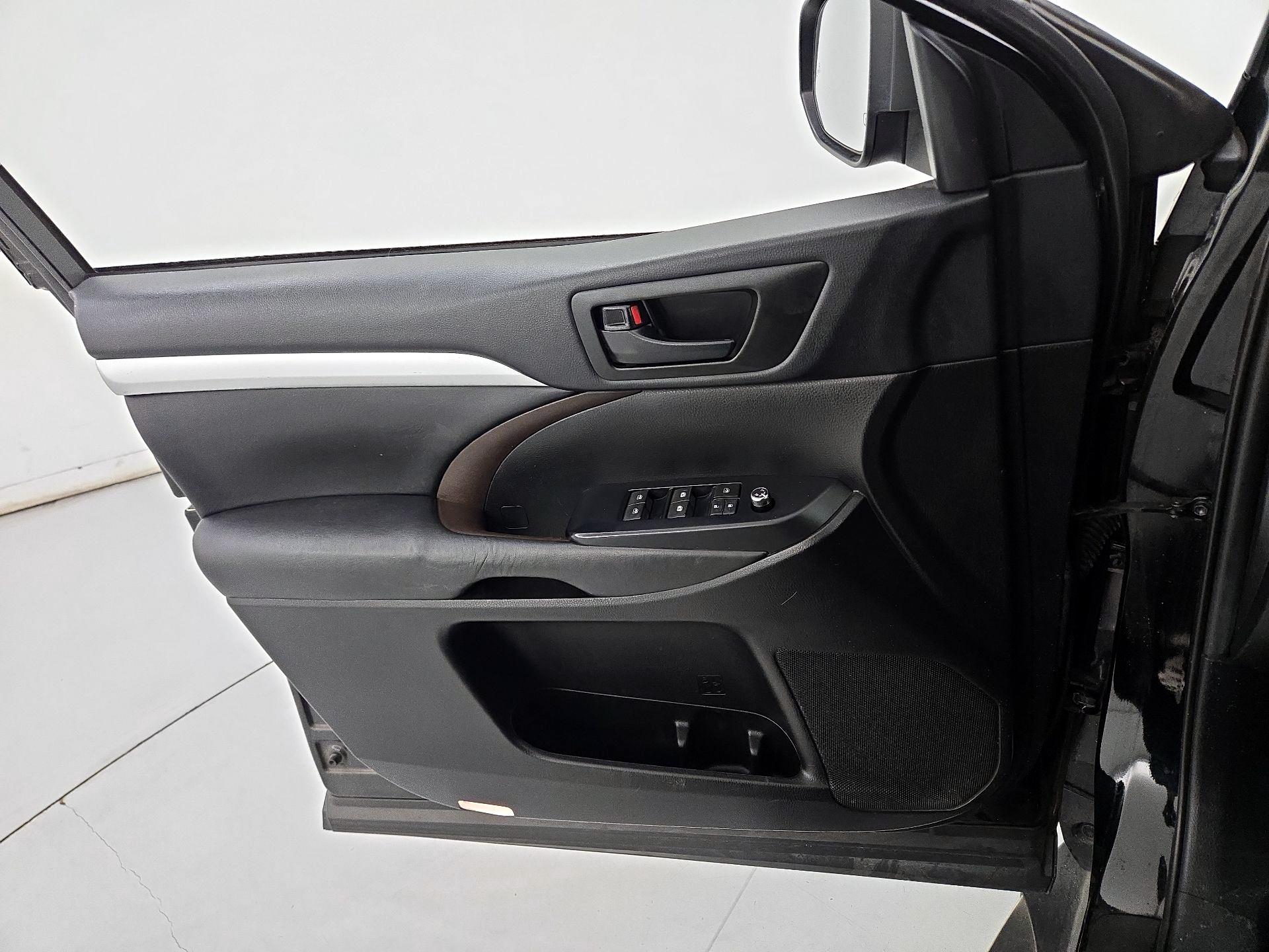 Thumbnail: 2019 Toyota Highlander - 12