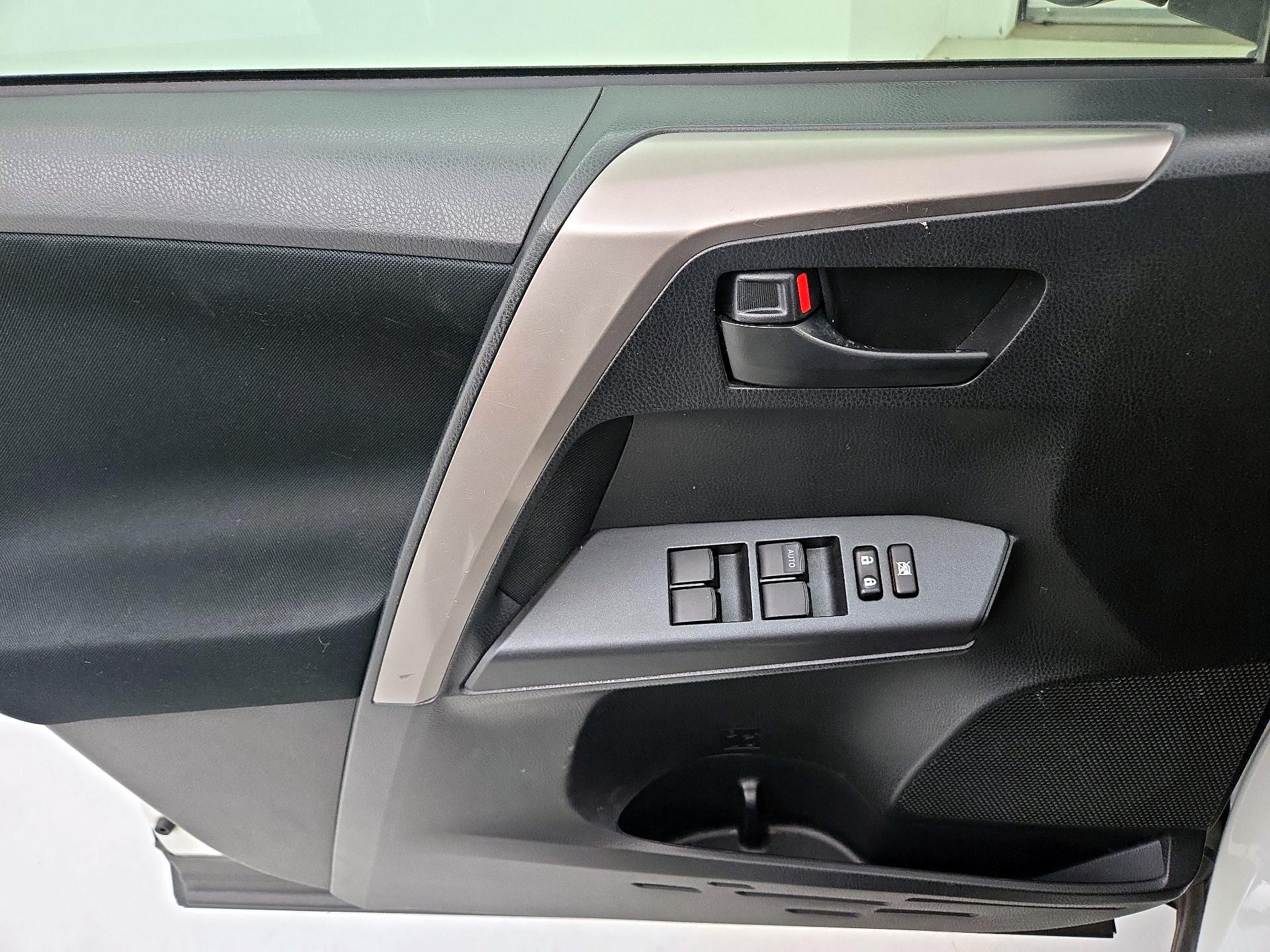 Thumbnail: 2018 Toyota RAV4 - 10