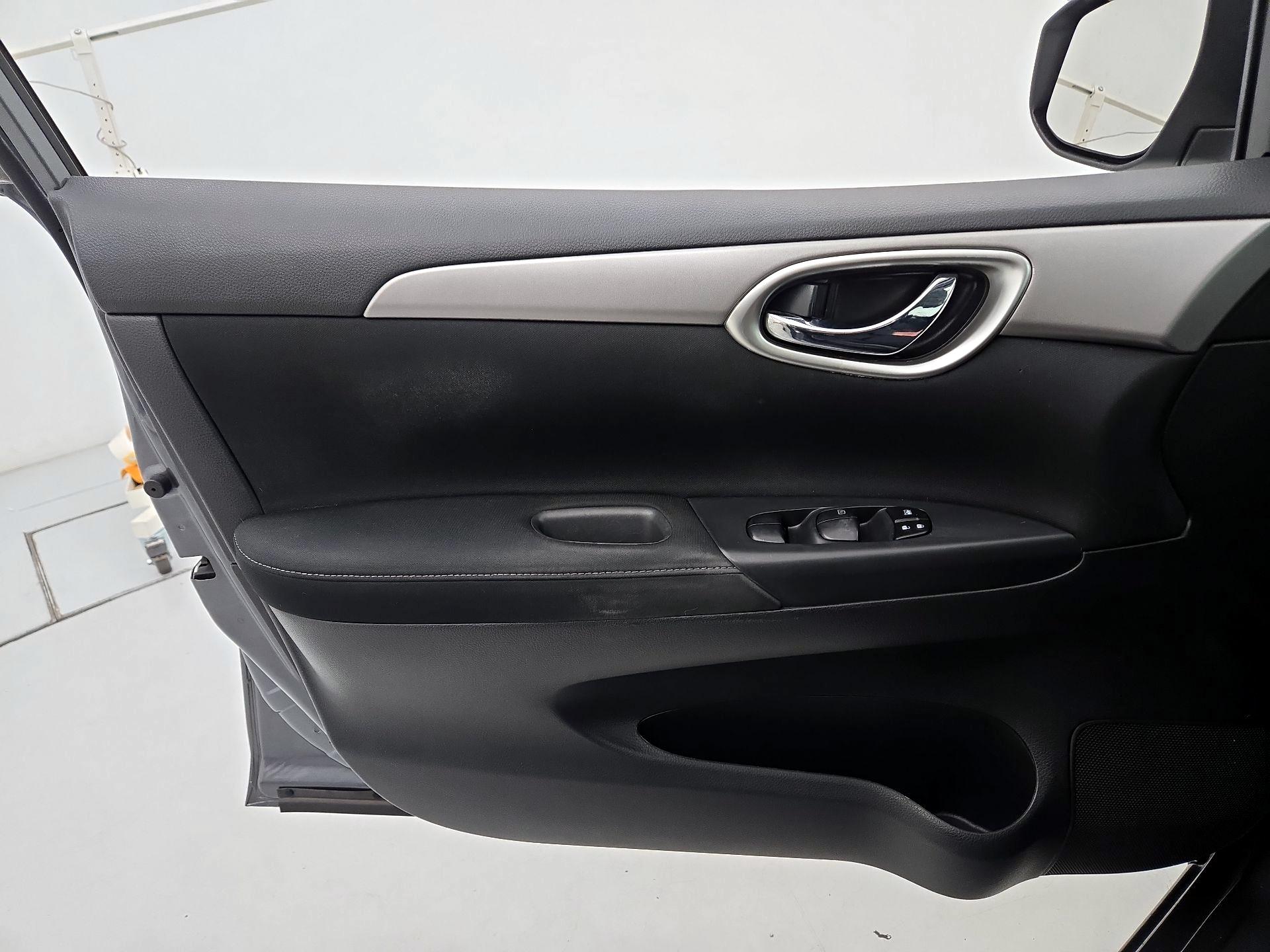 Thumbnail: 2015 Nissan Sentra - 10