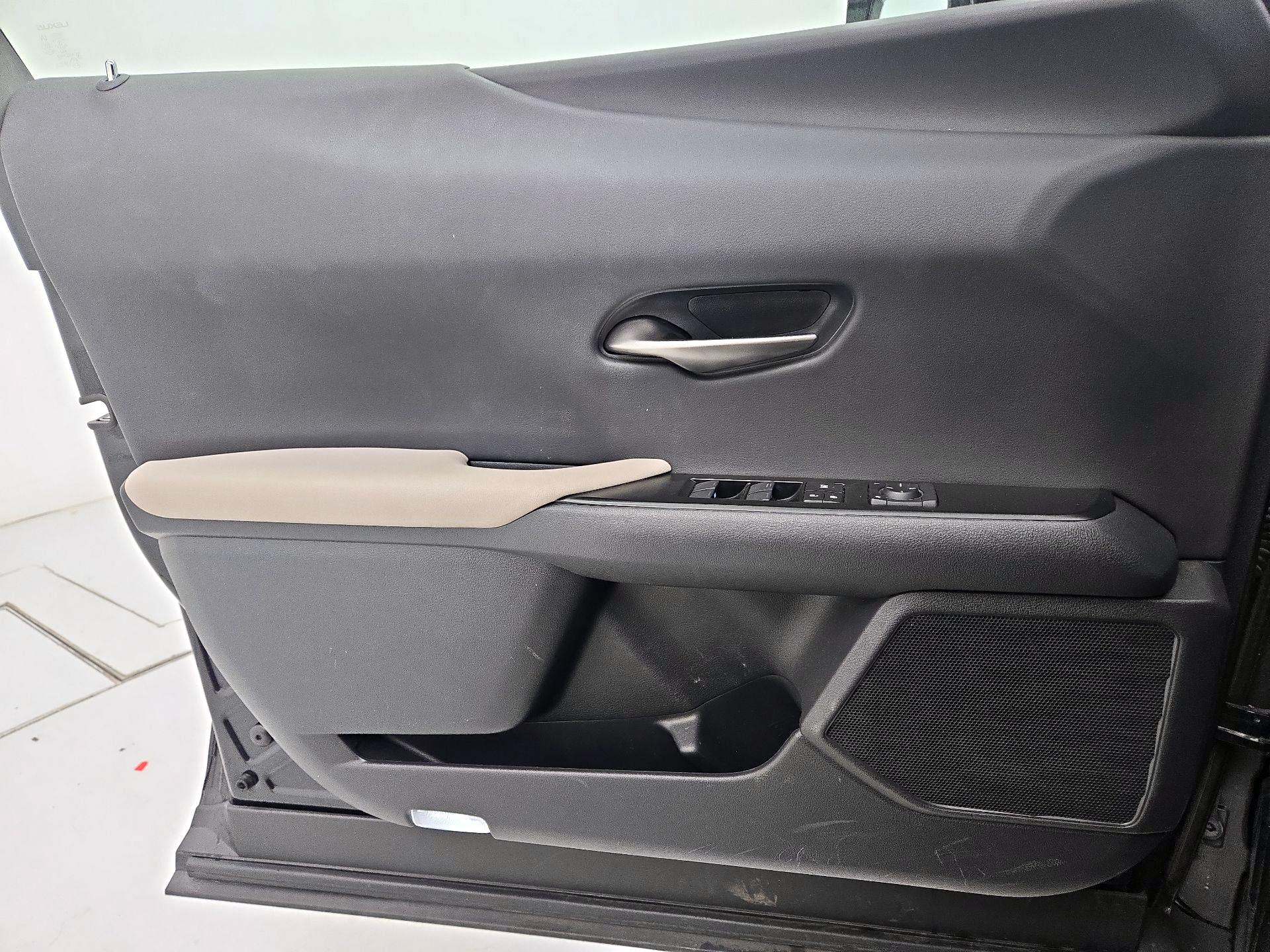 Thumbnail: 2021 Lexus UX - 10