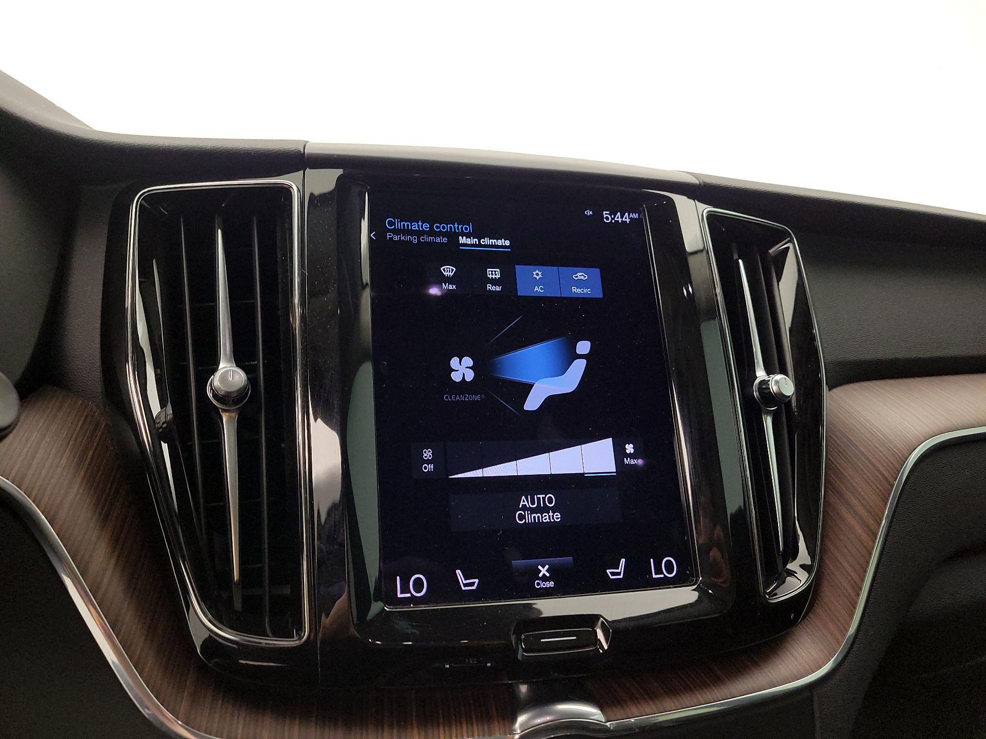 Thumbnail: 2021 Volvo XC60 - 16