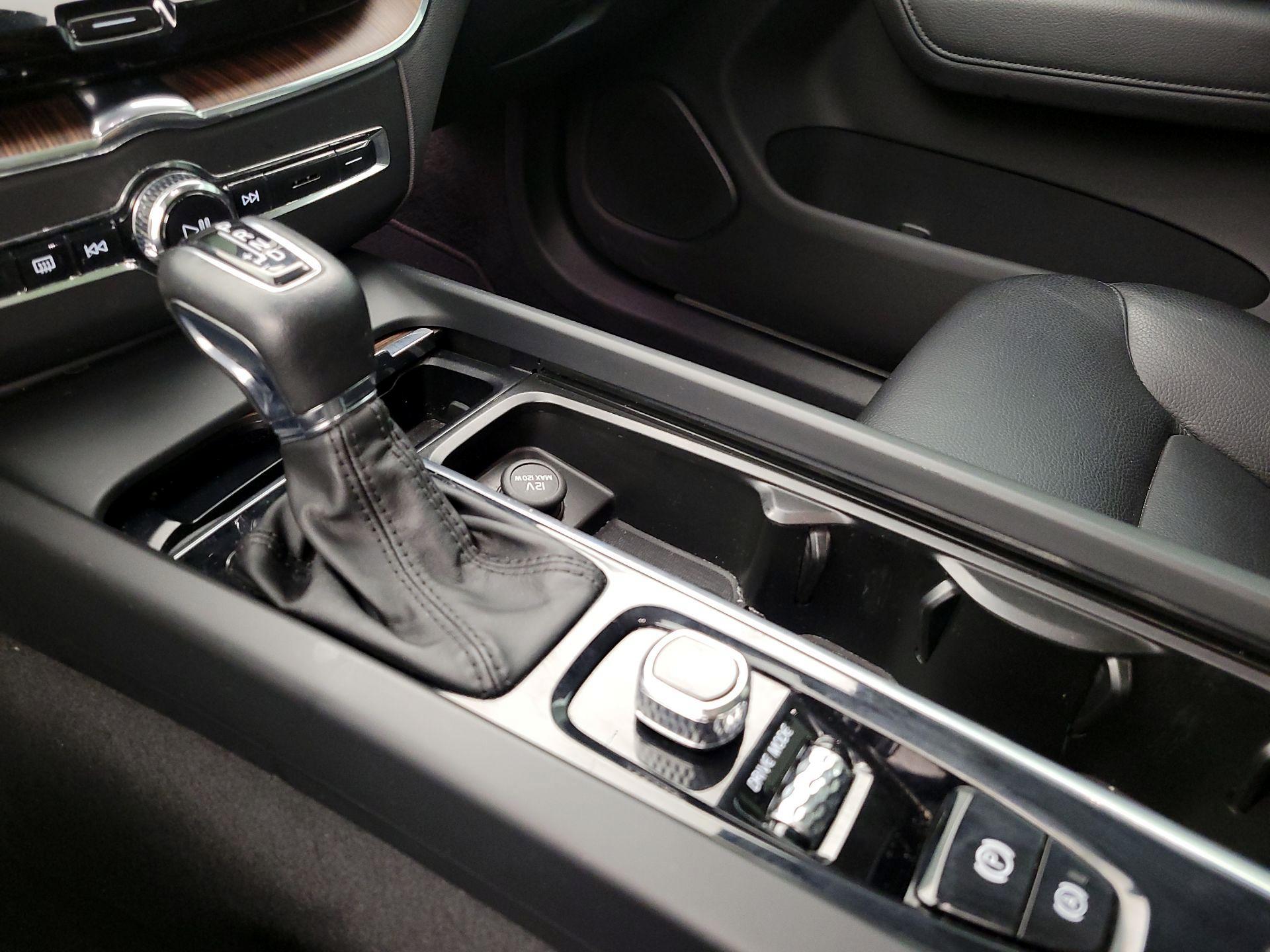 Thumbnail: 2021 Volvo XC60 - 17