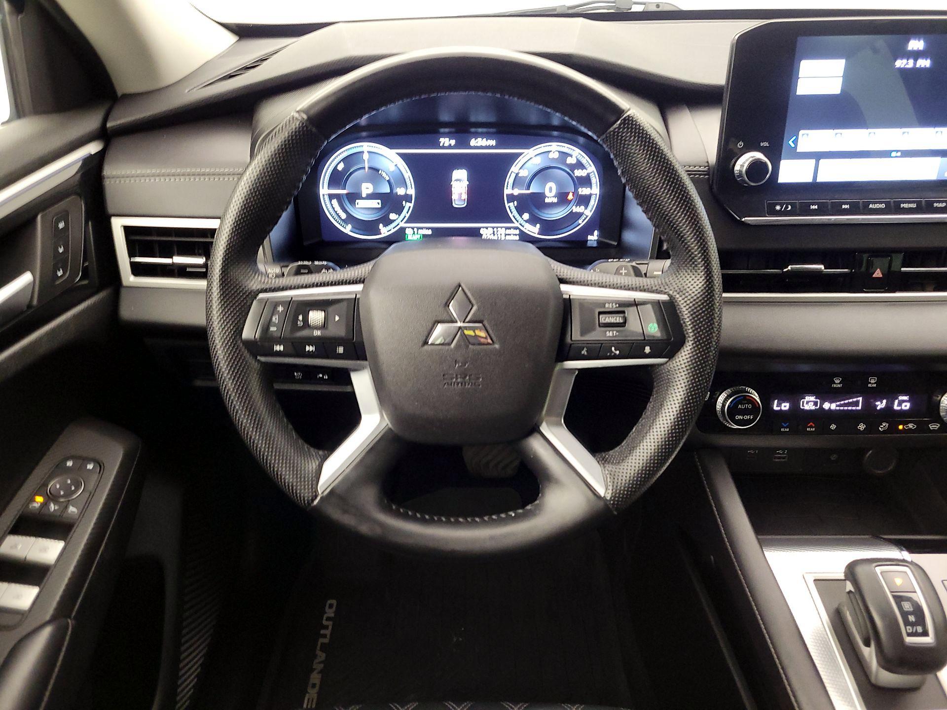 Thumbnail: 2023 Mitsubishi Outlander - 10
