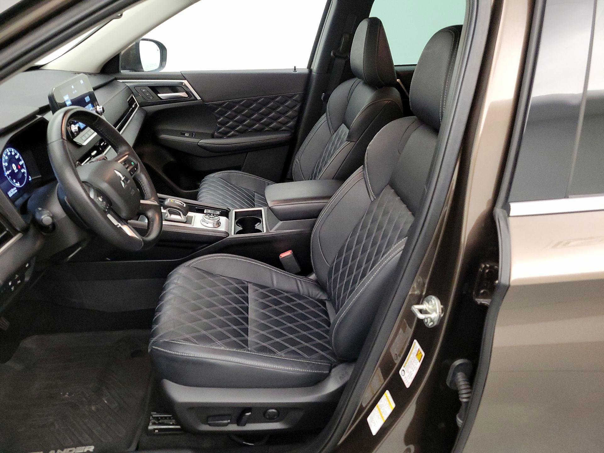 Thumbnail: 2023 Mitsubishi Outlander - 11