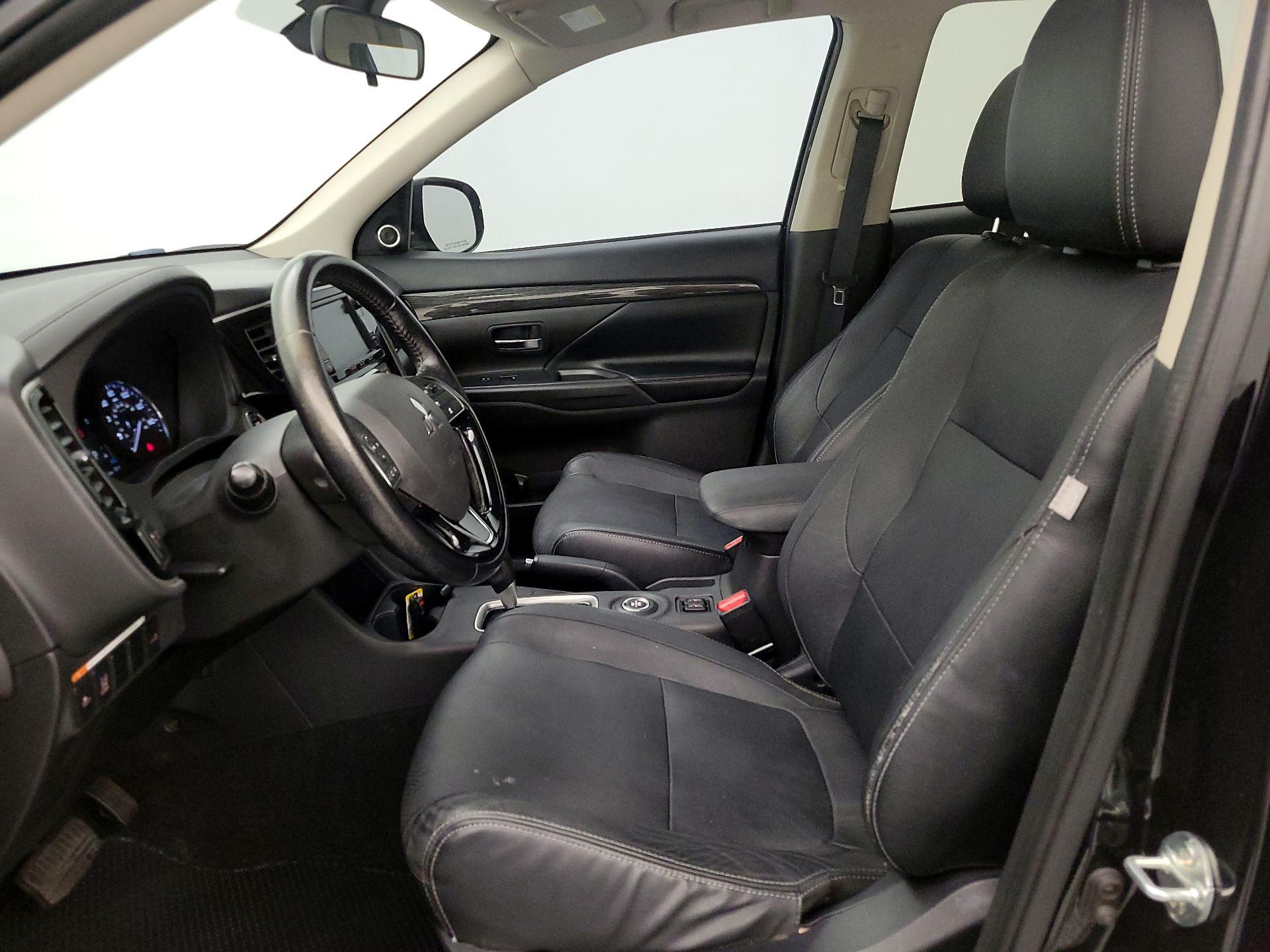 Thumbnail: 2016 Mitsubishi Outlander - 11