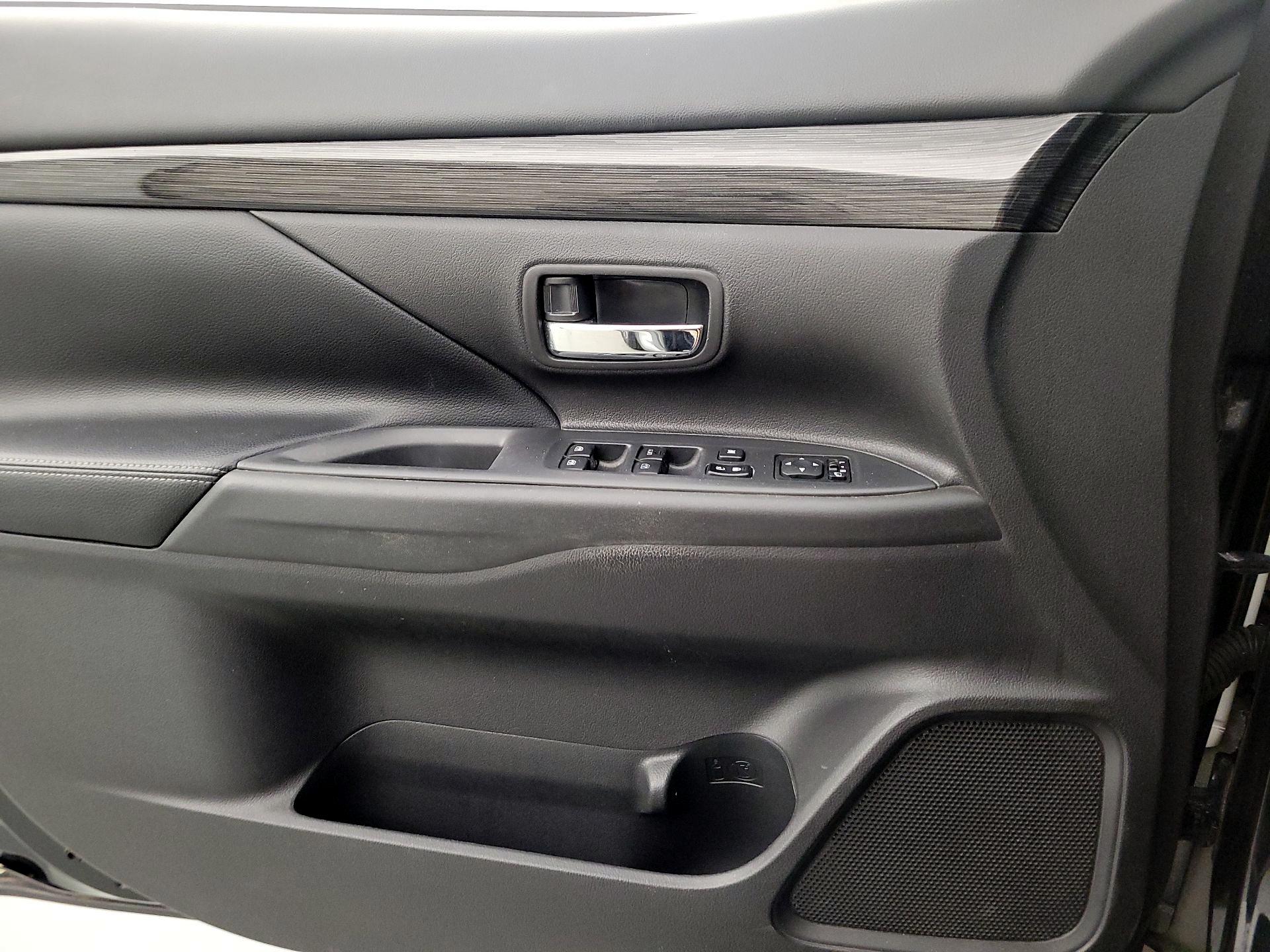Thumbnail: 2016 Mitsubishi Outlander - 12