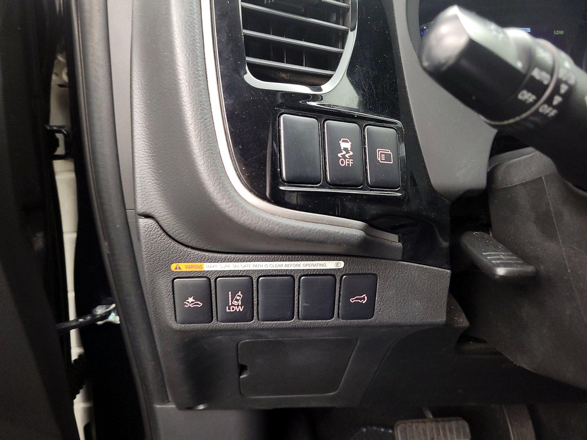 Thumbnail: 2016 Mitsubishi Outlander - 13