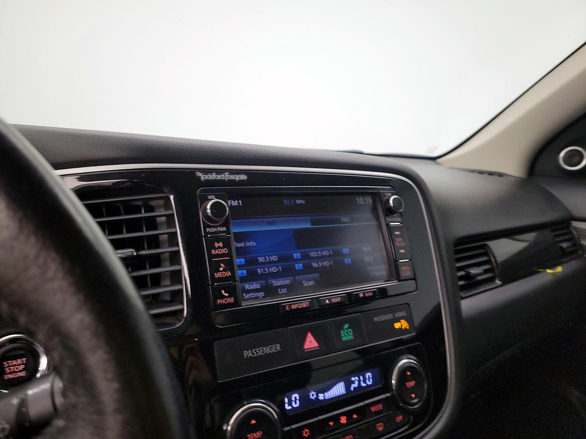 Thumbnail: 2016 Mitsubishi Outlander - 16