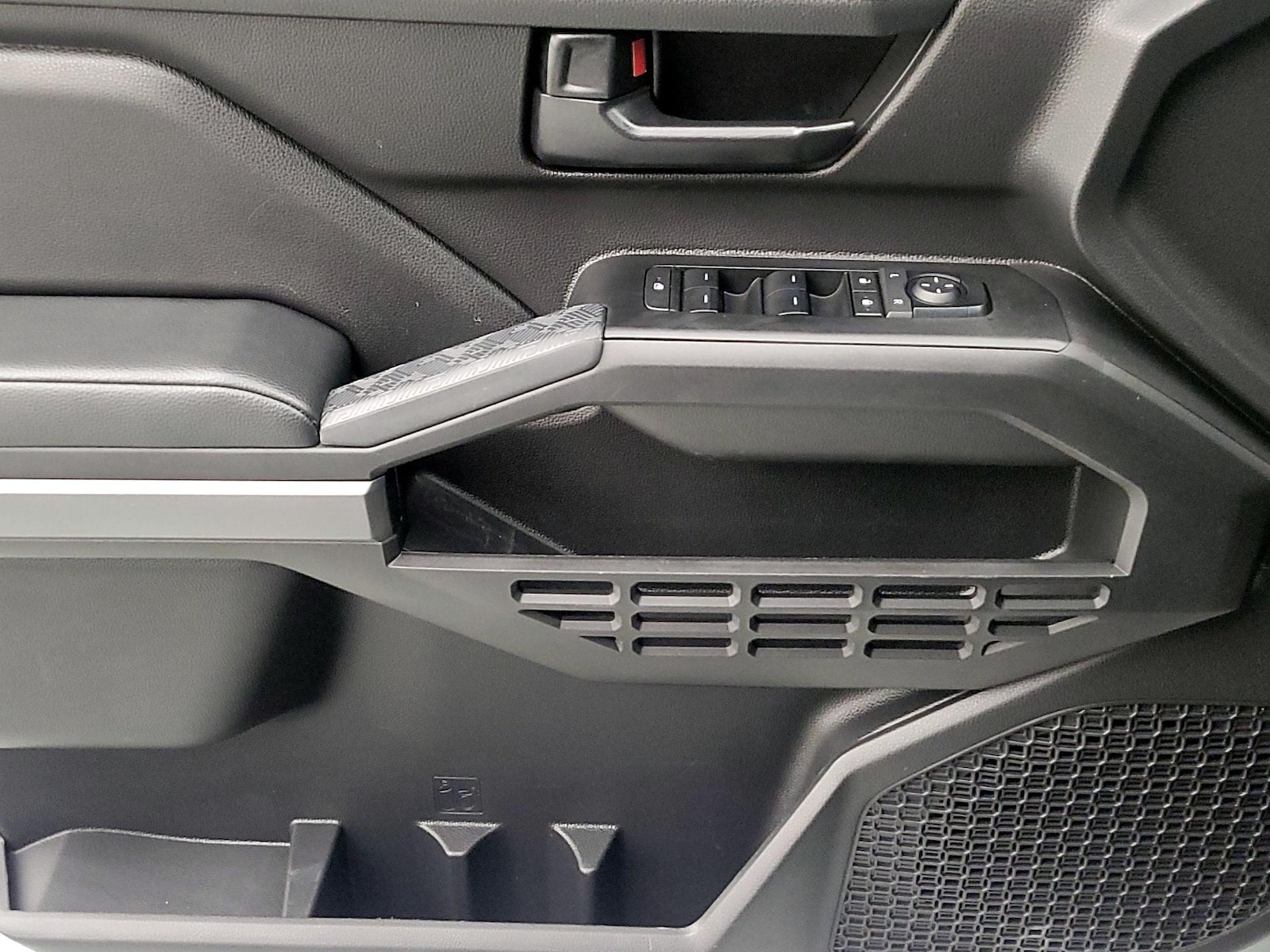 2025 Toyota Tacoma SR5 - Photo 13