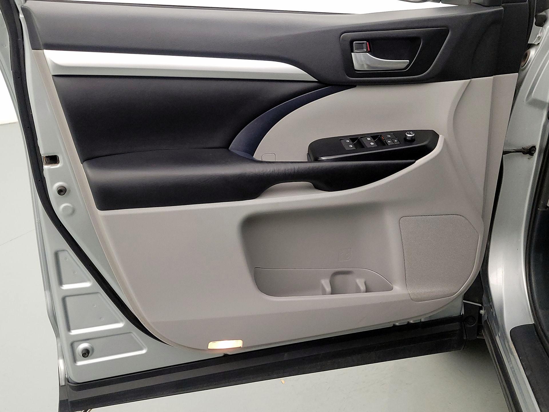 Thumbnail: 2019 Toyota Highlander - 12