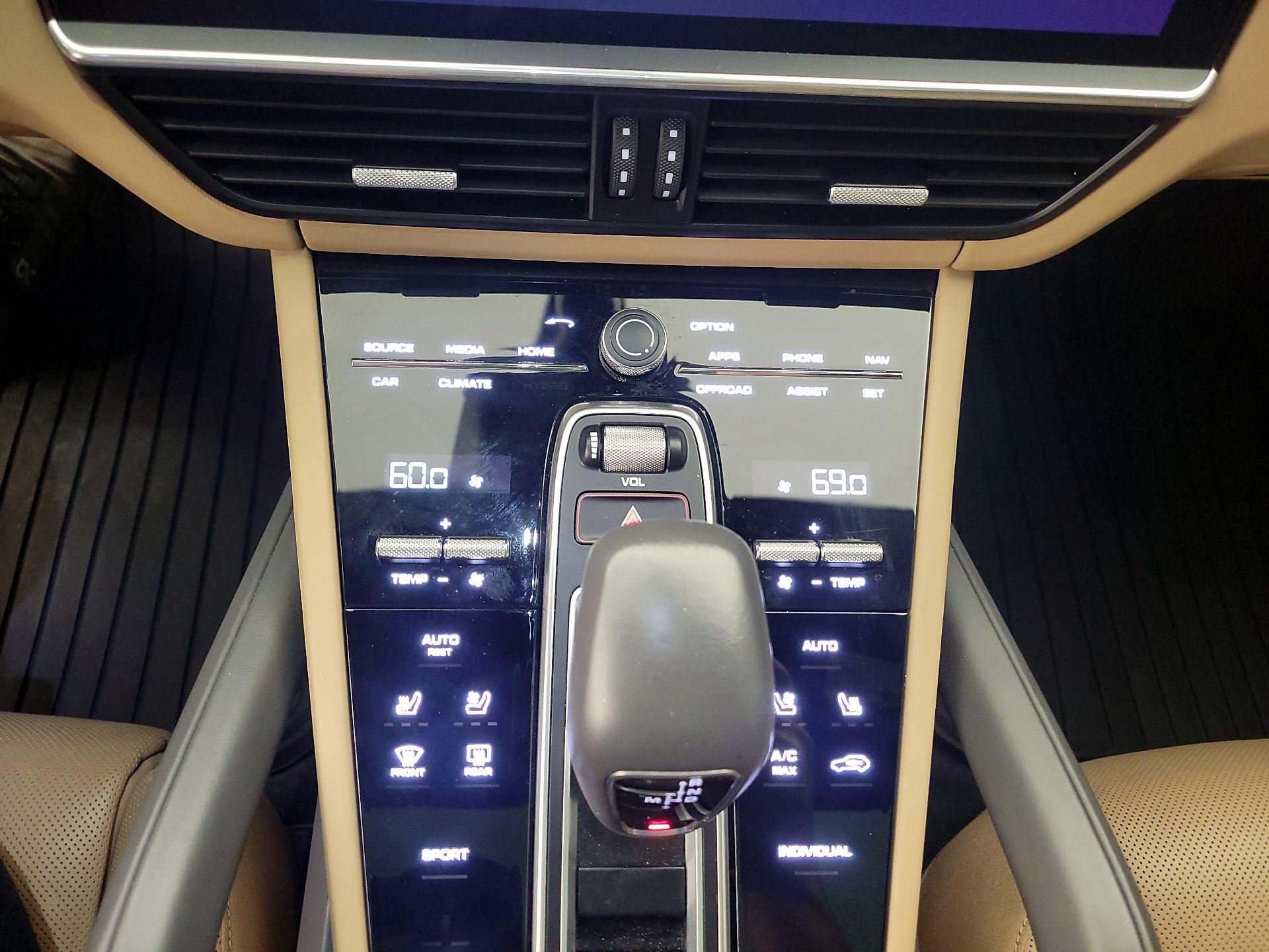 Thumbnail: 2022 Porsche Cayenne - 17