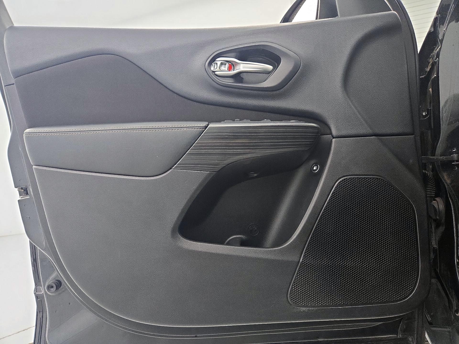 Thumbnail: 2015 Jeep Cherokee - 10