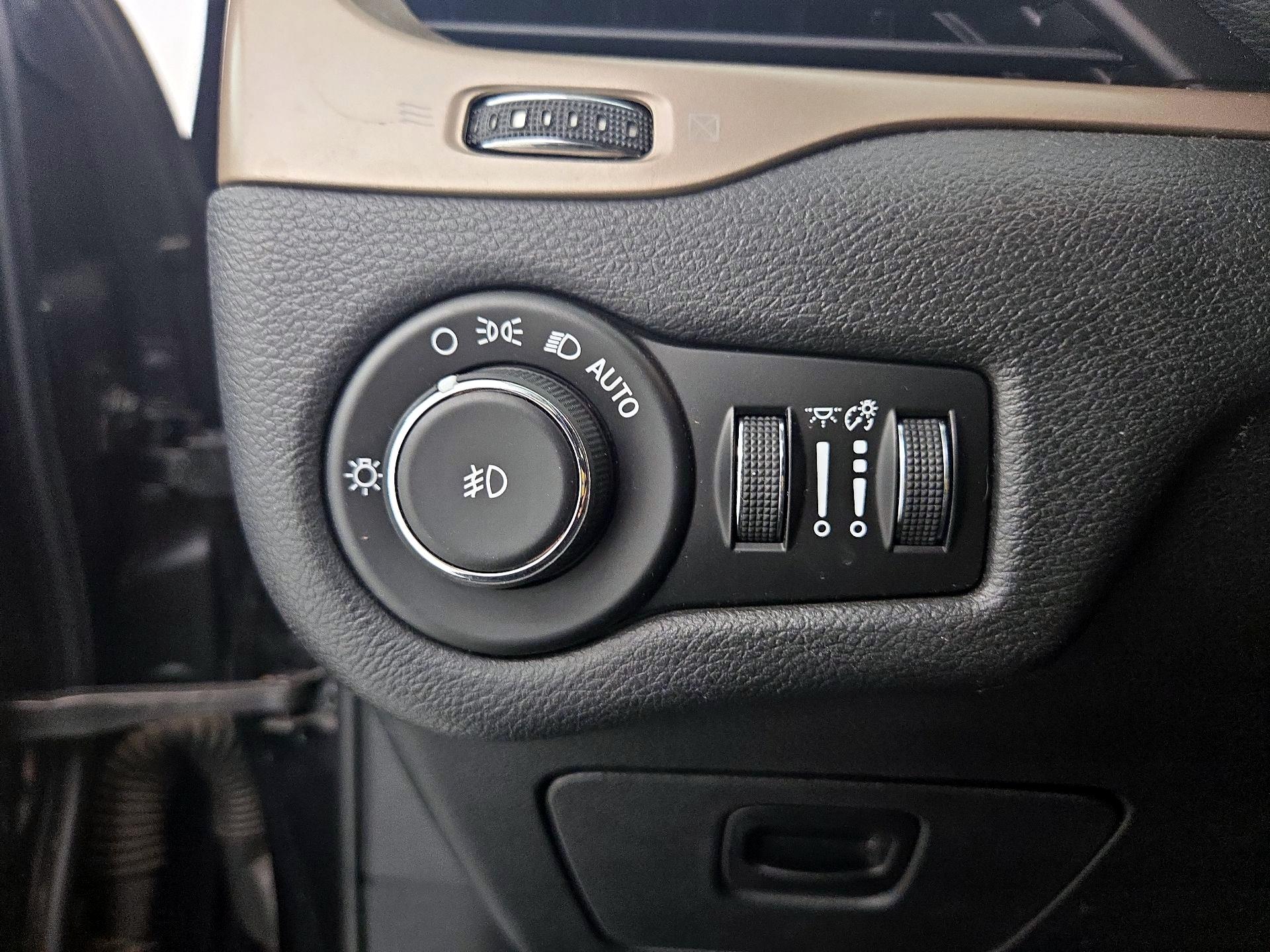 Thumbnail: 2015 Jeep Cherokee - 11