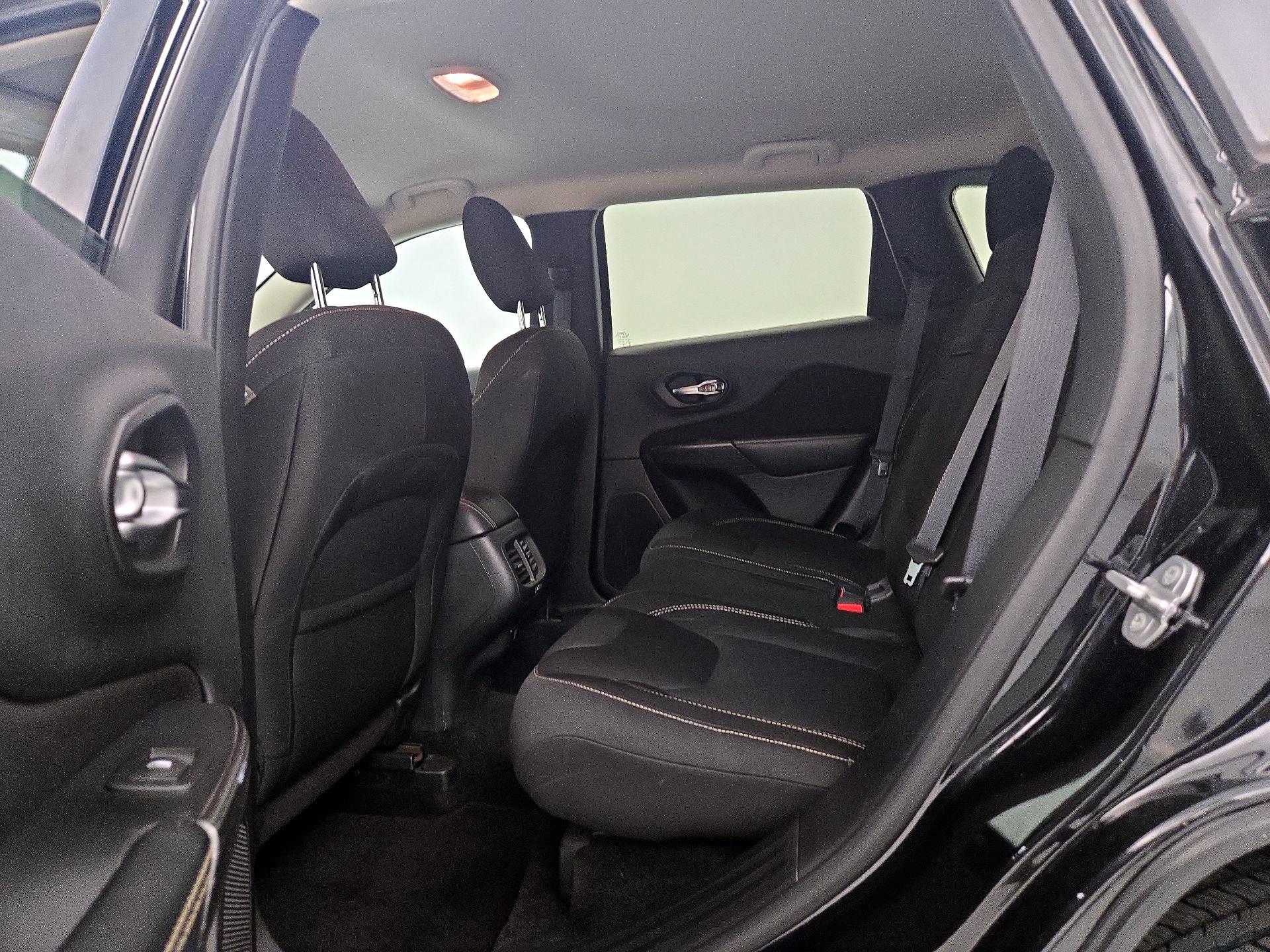 Thumbnail: 2015 Jeep Cherokee - 18