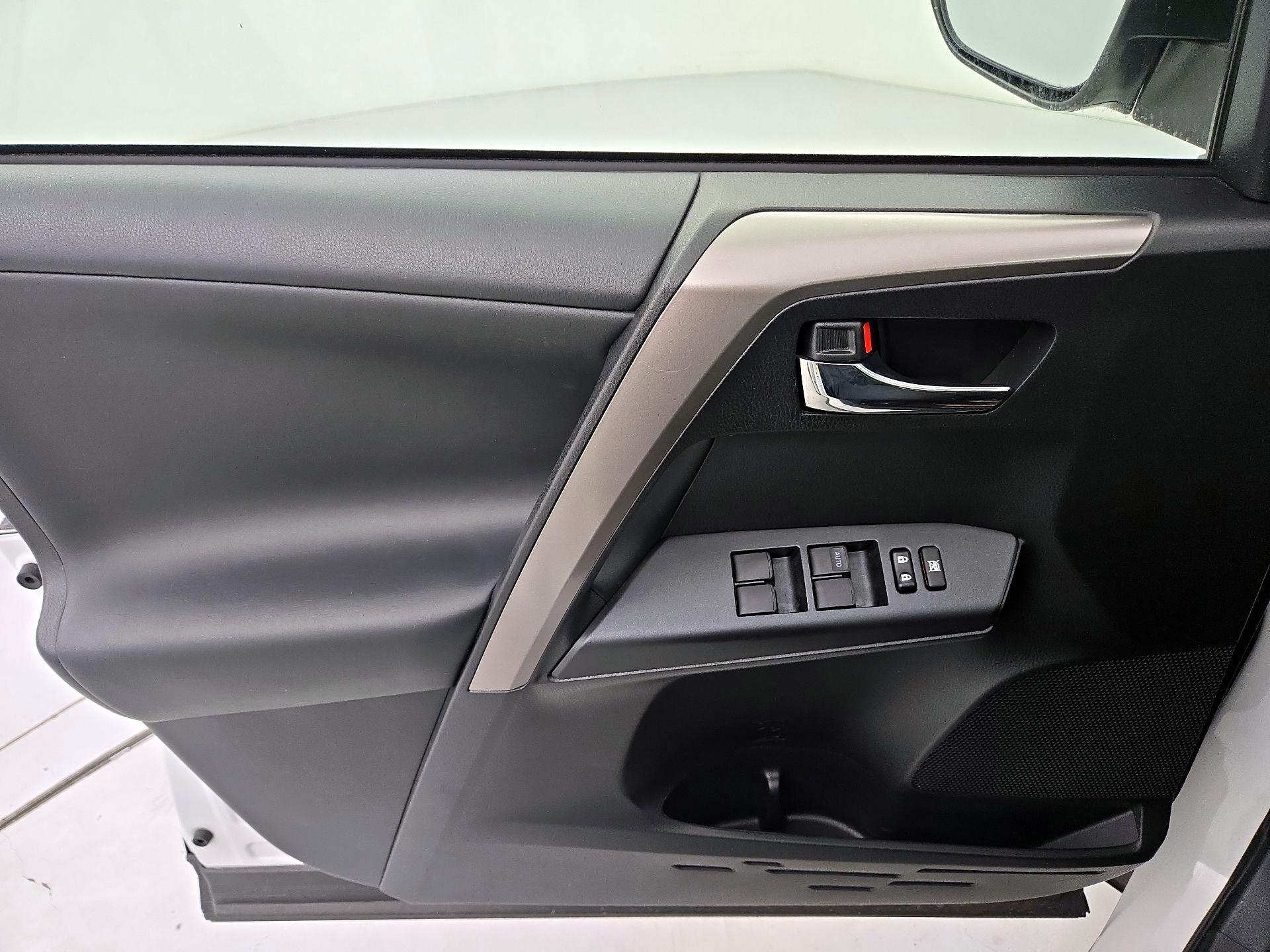Thumbnail: 2018 Toyota RAV4 - 10
