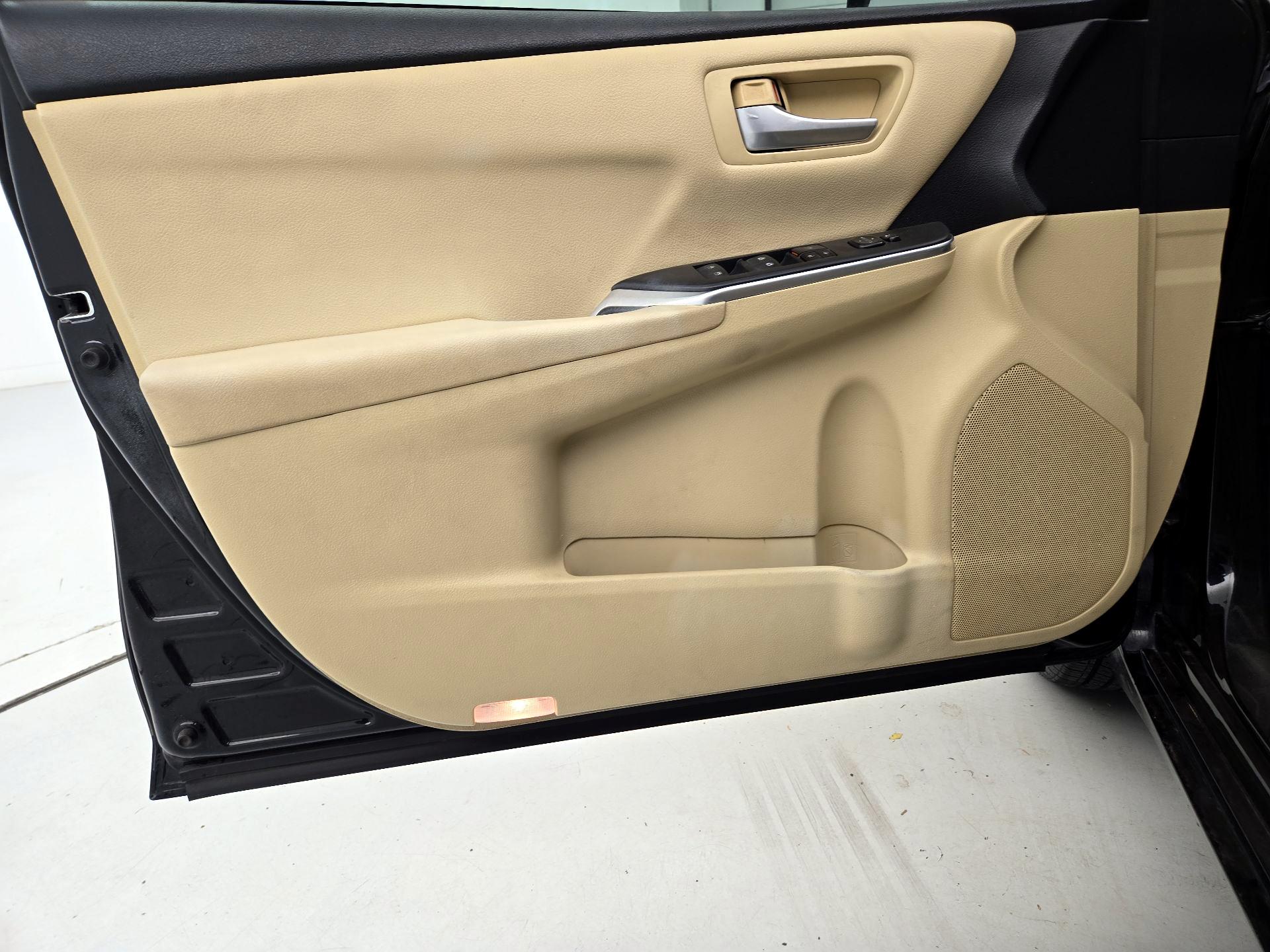 Thumbnail: 2017 Toyota Camry - 12