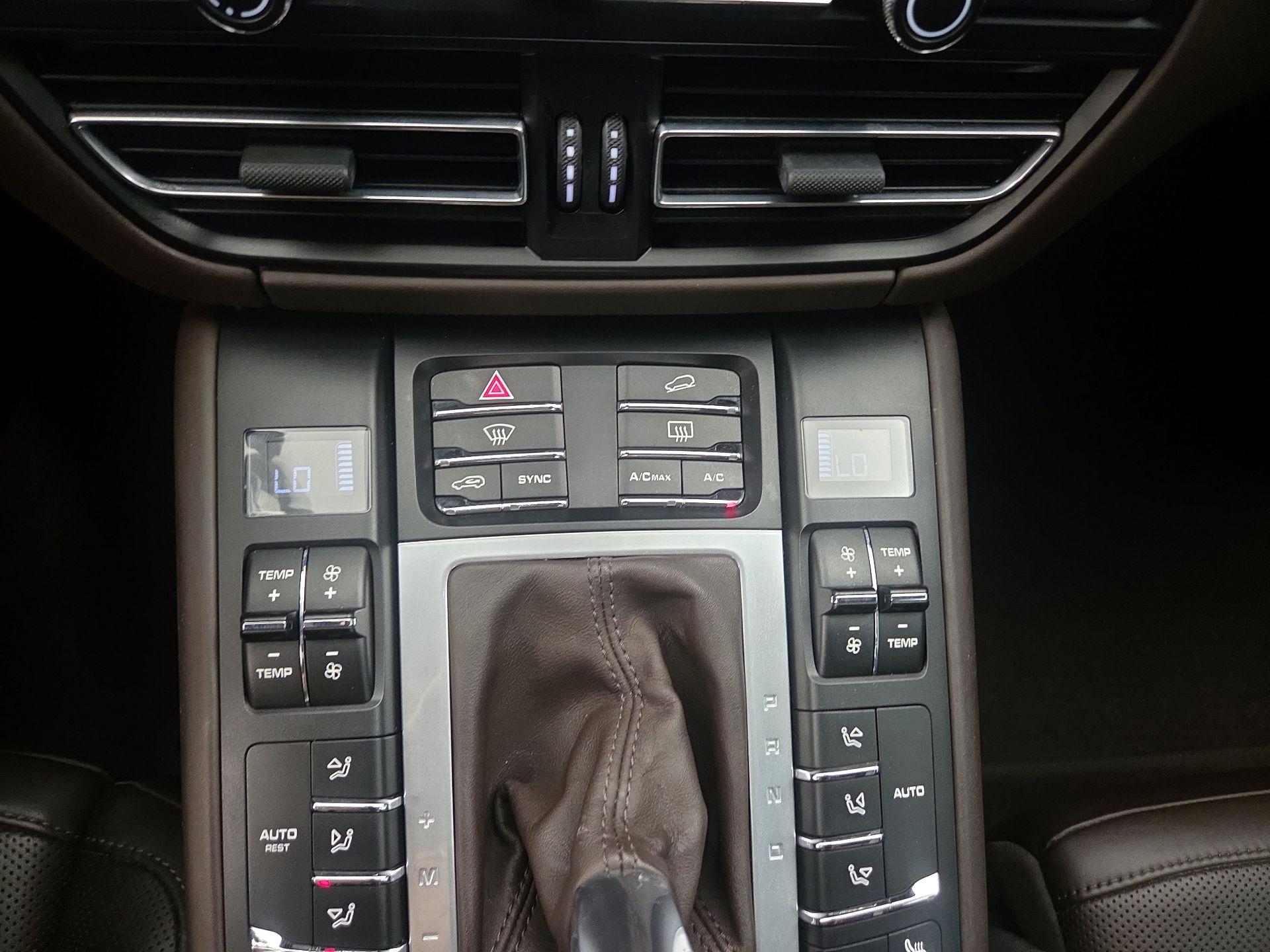 Thumbnail: 2020 Porsche Macan - 17