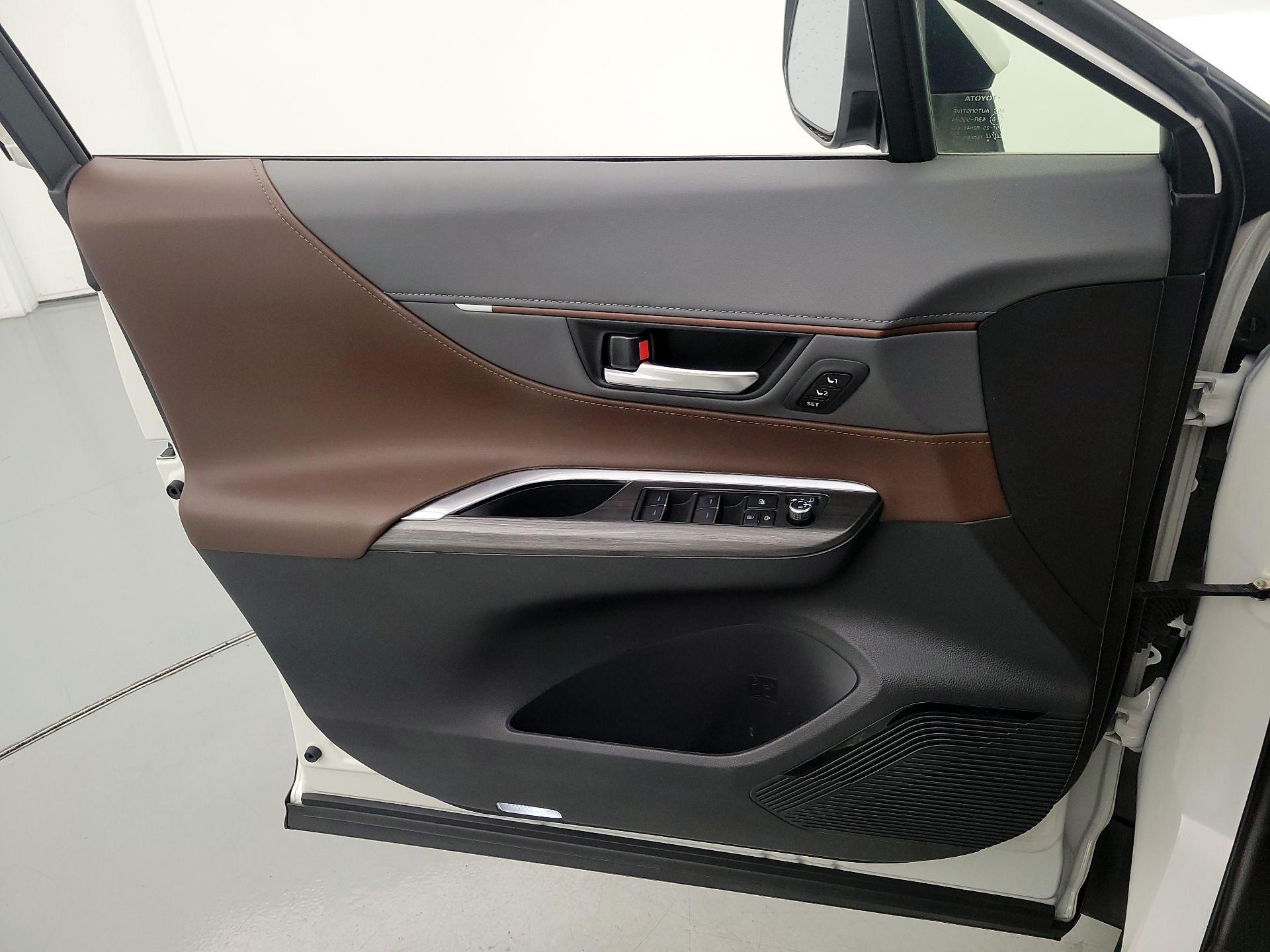 Thumbnail: 2021 Toyota Venza - 12