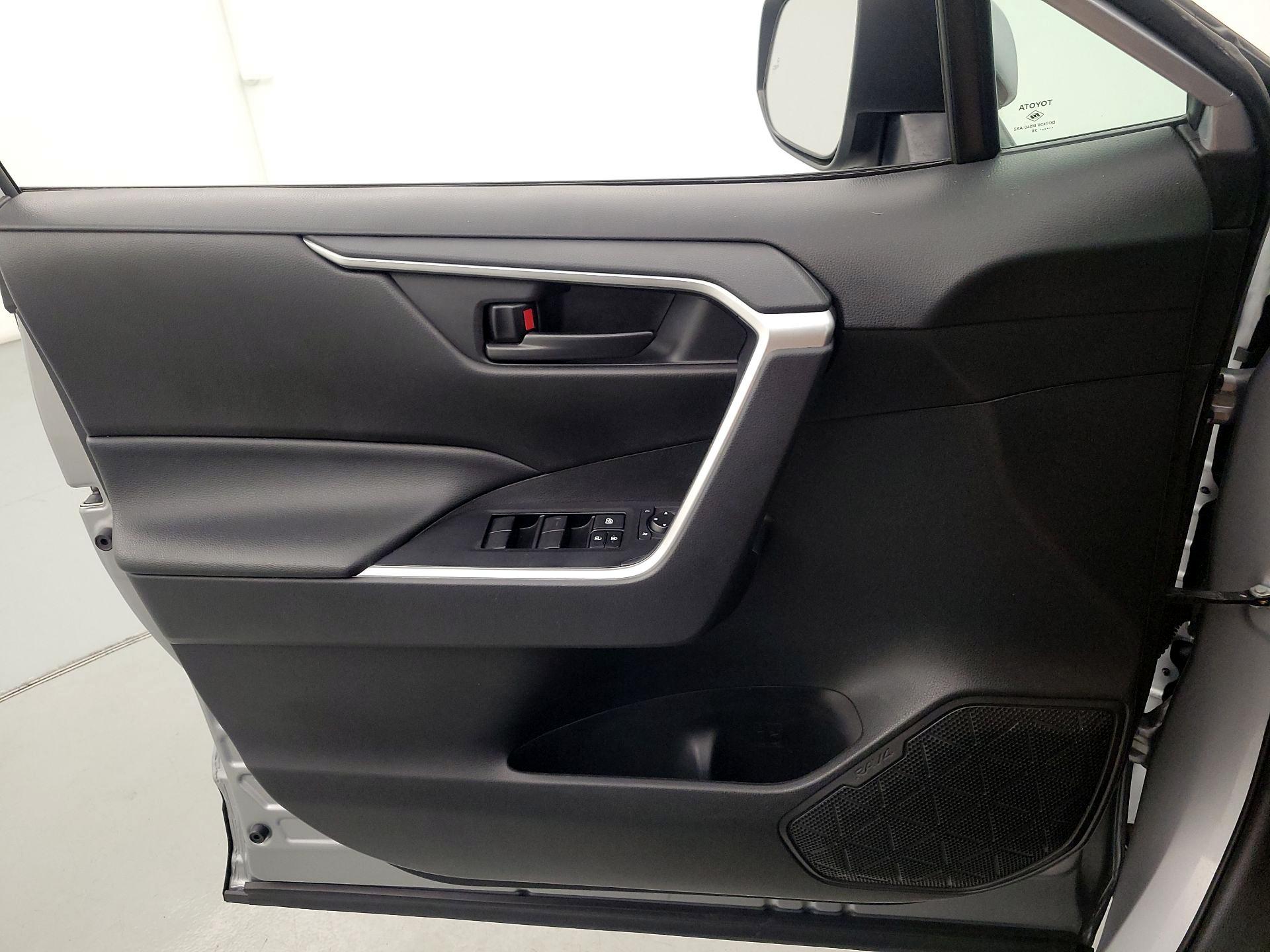 Thumbnail: 2020 Toyota RAV4 - 12